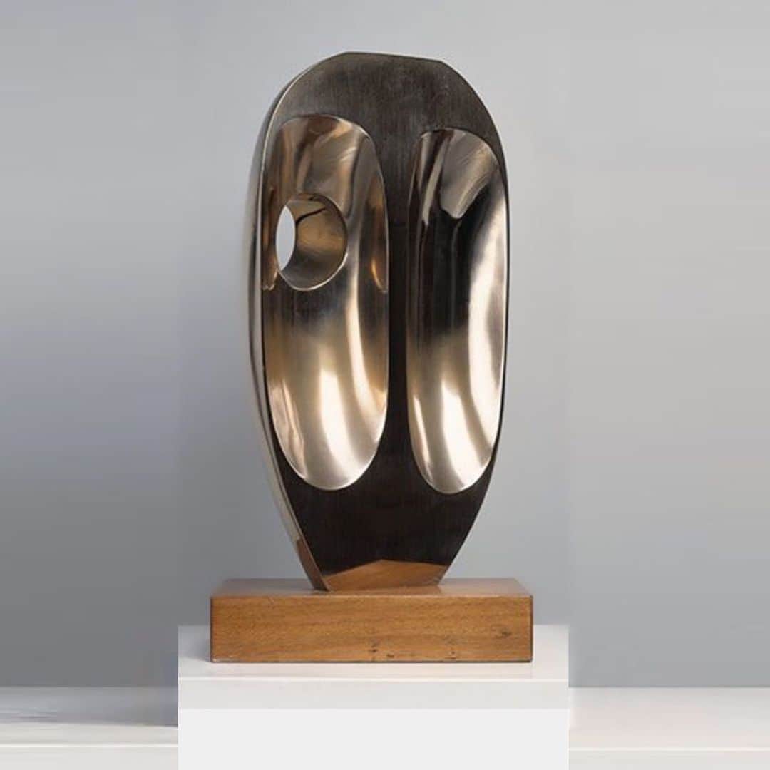 のインスタグラム：「Barbara Hepworth, born in Wakefield, England 1903, was an iconic artist and sculptress focused on modernistic designs ovular and organic in shape, exploring the shifting contours of the interior and exterior. She was one of the few female artists of her generation to achieve international prominence and a leading practitioner of direct-carving working directly in to the chosen material. She was even commissioned to build a monumental bronze sculpture in 1964 for the Headquarters of the United Nations in New York “Single Form” - her largest piece of existing work. Pictured above: “Vertical Form (St Ives), 1968. #NausheenShah x #MonicaSordo #NSxMS #Inspiration #ComingSoon」