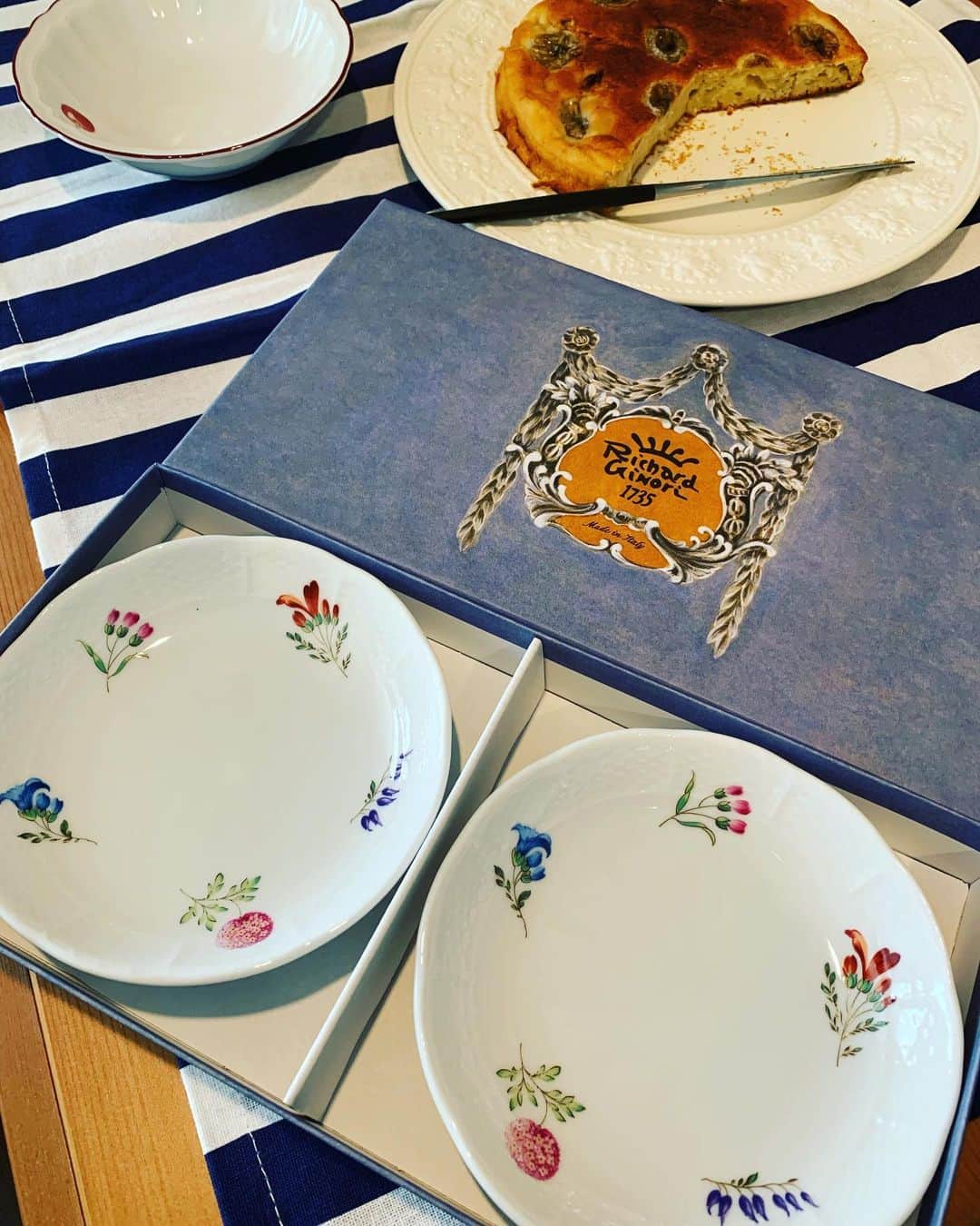 瀬間友里加のインスタグラム：「引越し祝いに頂いたジノリのお皿🎁 朝ごはんやデザートに載せるのにちょうどいい❤️ちょっとずつ集めよう😎#richardginori #リチャードジノリ」