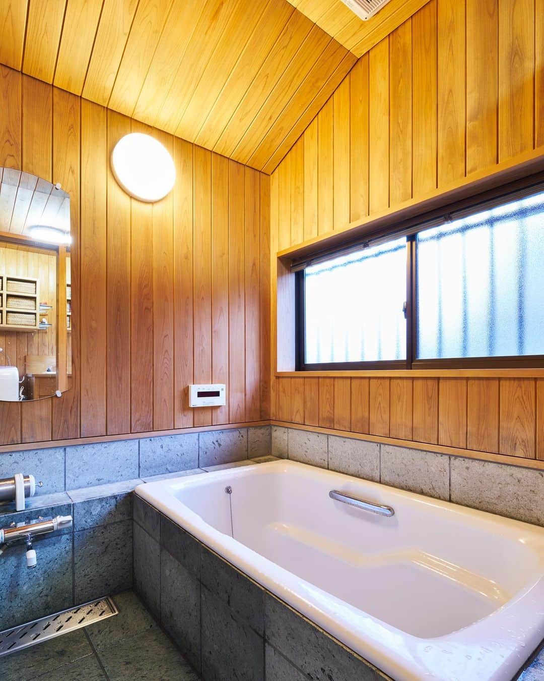 Yasuhiro Arimuraさんのインスタグラム写真 - (Yasuhiro ArimuraInstagram)「木の香りに包まれた造作風呂。こういうお風呂に毎日入るために家を建てる人もいるくらいです。人によってこだわりは違いますが、お風呂が1番という方もいらっしゃいますよ♫ ---------------------------------------------------- more photos... 👉 @yasuhiro.arimura ---------------------------------------------------- #住まいず #sumais  #注文住宅  #家づくり #マイホーム  #マイホーム計画 #木の家 #福島県 #住まい #新築 #平屋  #鹿児島 #霧島市 #工務店  #工務店がつくる家  #工務店だからつくれる家  #福島市  #木の家  #自然素材 #デザイン  #暮らし #暮らしを楽しむ #シンプルな暮らし #丁寧な暮らし #造作風呂  #浴室 #田舎暮らし #wisescape #instahouse」12月6日 8時28分 - yasuhiro.arimura