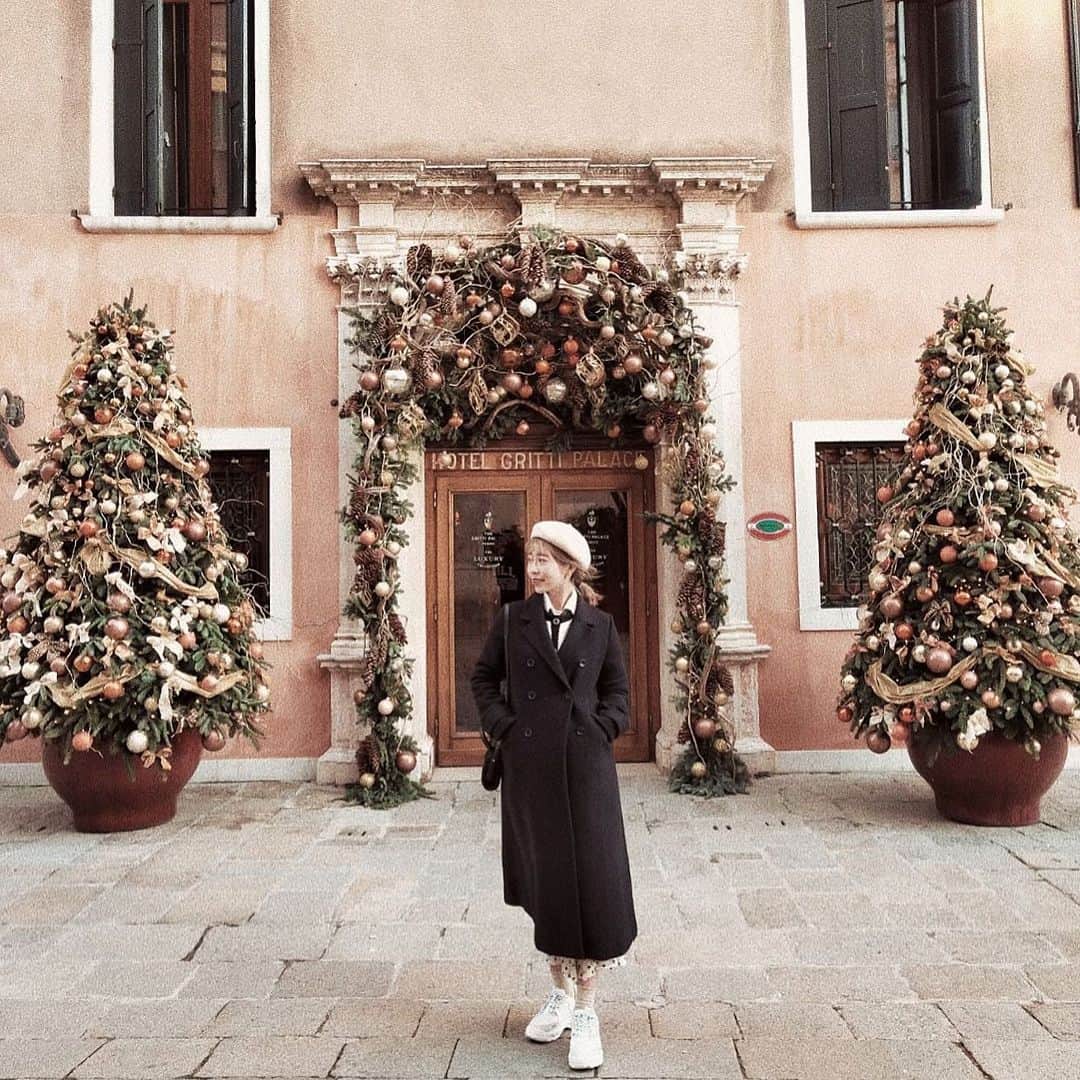 ひこ乃さんのインスタグラム写真 - (ひこ乃Instagram)「🎄🚤ヴェネツィアンゴンドラ ⠀ ⠀ イタリアはもうあちこちでクリスマスツリーが 出てたりお家を装飾してるところもあって とてもクリスマスムード🥰  そしてヴェネツィアに行ったらずっと乗りたいと 思ってたゴンドラに乗れて感激..！！😭 ディズニーシーで何年も、何度も イメトレしてました。。←⠀ ⠀ 乗船場の近くが可愛かったからそこで撮ってみたよ🎄 サンマルコ寺院&広場はこれまた圧巻で、 世界遺産の寺院ということにも納得！ 中もすごかった(＞＜) となりの鐘楼の登った上からの景色も 素晴らしかった✨✨ 広場に謎に鳩がめちゃくちゃ多い🐦のは怖かった。笑 ⠀ #venice#veniceitaly#venezia#veneziagram#basilicasanmarco#basilicadisantamariadellasalute#palazzoducale#piazzasanmarco#campaniledisanmarco#canalgrande#pontedirialto#pontedeisospiri#ヴェネツィア#ヴェネツィアンゴンドラ#サンマルコ広場#サンマルコ寺院#鐘楼#ドゥカーレ宮殿#サンタマリアデッラサルーテ教会#カナルグランデ大運河#ドゥカーレ宮殿#ため息の橋#リアルト橋」12月6日 8時24分 - hikono0909