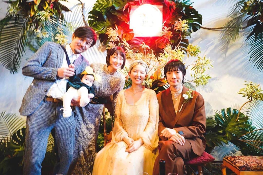 松本亜希のインスタグラム：「大好きなTori.ちゃんの結婚パーティー❣️❣️❣️❣️❣️ 2人のこだわりが随所に散りばめられたとってもとっても素敵なパーティーだった😍💘💘💘 末長くお幸せに😚💕 #Tori.ちゃん#石田くん#結婚パーティー#石田家家紋ネオンかっこいい」