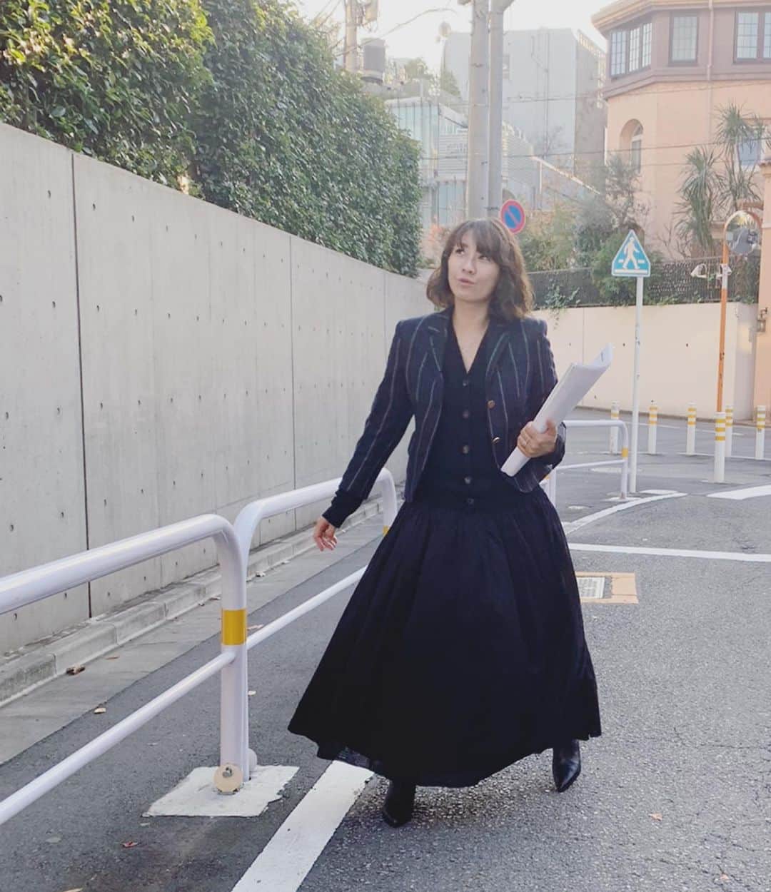 風間ゆみえのインスタグラム：「近頃ジャケットづいている  このトムブラウンのジャケット、 ポケットが沢山5つ？6つ？あって  楽しくなっちゃって、ビスケットは入れてないけど、ポケットにバッグの中身を移して、打ち合わせの資料だけ持って出かけた  身軽だ  なんだろ  こころも軽い  ときに手放しであるくの  いいね  人生には変化が必要  毎日が新しい  知ってました？  #yumie_k_style」
