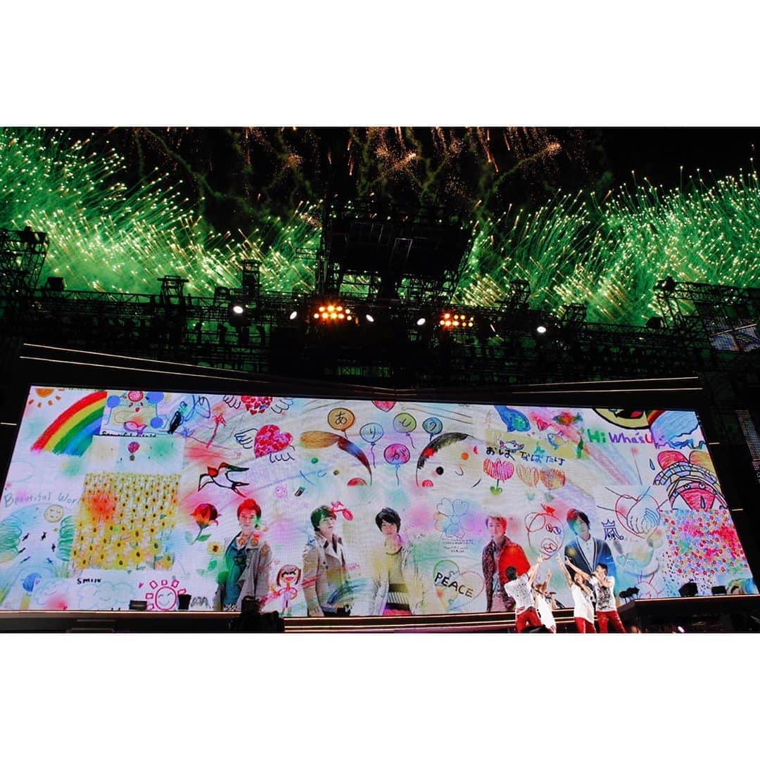 嵐（ARASHI）さんのインスタグラム写真 - (嵐（ARASHI）Instagram)「2011年-アルバム「Beautiful World」をリリースし、ライブツアー「ARASHI LIVE TOUR "Beautiful World"」を開催。 東日本大震災が起こったこの年、甚大な被害を受けた被災地支援の為、チャリティーイベント「嵐のワクワク学校」を開催。 2019年まで9年に渡り沢山の方々に思いを届けることができました。 2011- our album "Beautiful World" was released and we set off on the "ARASHI LIVE TOUR - Beautiful World" tour. In response to the Great East Japan Earthquake and tsunami, the “Arashi no Waku Waku School” charity event was held to support the disaster-affected areas.  We continued this event for 9 years until 2019 to deliver our feelings. #嵐 #ARASHI」12月6日 8時32分 - arashi_5_official