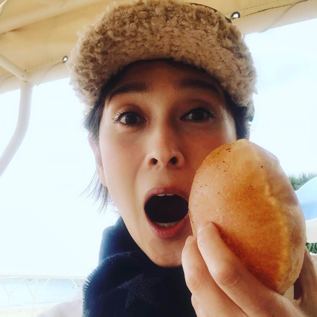 益子直美さんのインスタグラム写真 - (益子直美Instagram)「沖縄の南部、海辺にある食堂カリカ！ ネパールのカレー屋さん。  海の目の前です。 フワフワのパンのようなナンのような少し甘くて中が空洞の食べ物、名前忘れました。  #食堂カリカ  #沖縄  #南城市」12月6日 8時35分 - naomi.masuko