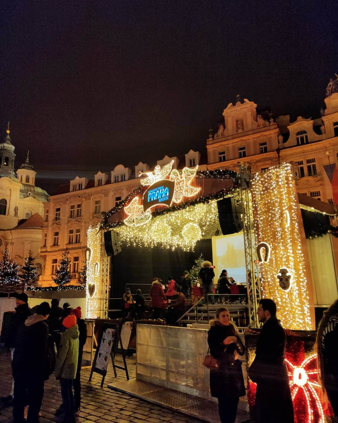 マイ・ダーウィカーさんのインスタグラム写真 - (マイ・ダーウィカーInstagram)「Prague ✔️♥️ 😚 Christmas Market✔️🎅🏻🎄」12月6日 14時05分 - davikah