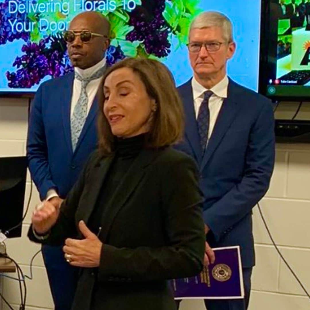 MCハマーのインスタグラム：「Thank you to Apple CEO Tim Cook for visiting “The Last Mile” Today. Inspiring and appreciated. Go Bev 💯」