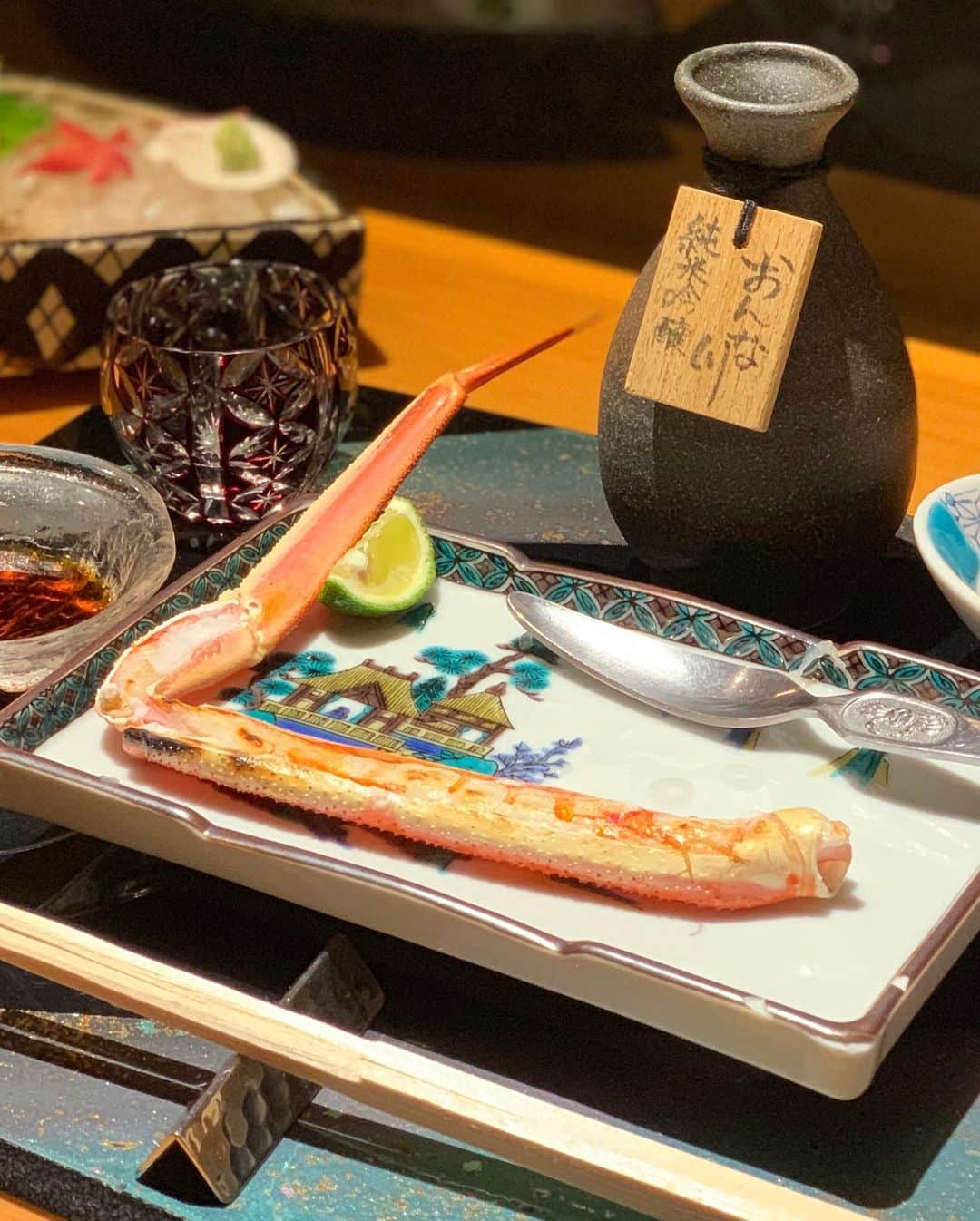 沢瀉美緒さんのインスタグラム写真 - (沢瀉美緒Instagram)「※ Winter crab 🦀 . 金沢の最後の夜は 金沢駅に程近い高崎屋で。 . 一緒に行ったお友達の体調がイマイチで 食べられなかったのが残念だったけど 加能蟹も、お刺身と焼物で💛 . 甘みが増して美味しかったなぁ。 . もう少し冬の味覚を楽しみたいと 思います❄️ . . #ミオログ #蟹 #wintercrab #加能蟹 #金沢 #kanazawa #高崎屋 #travelmio」12月6日 8時40分 - mio_omodaka