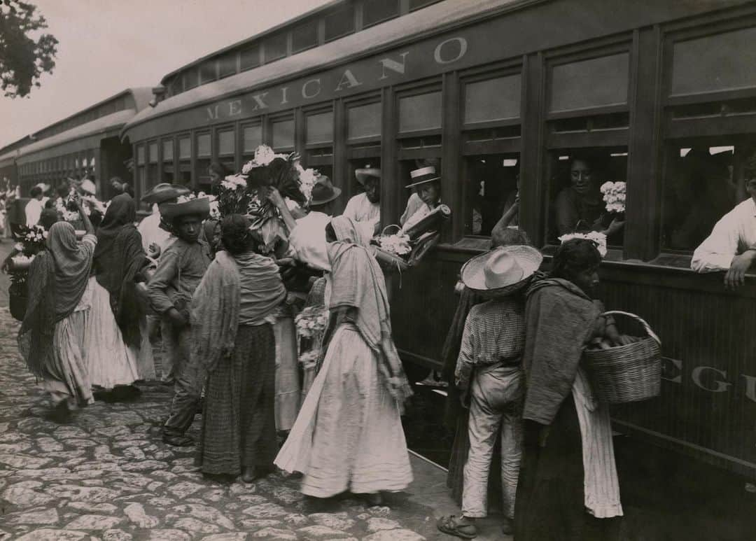 National Geographic Creativeさんのインスタグラム写真 - (National Geographic CreativeInstagram)「Photo by Clifton R. Adams | Vendors offer passengers fragrant jasmine and other home grown flower bouquets at a train stop in Veracruz, Mexico. This image was captured in July 1922. #ThrowBackThursday #BlackAndWhite #Vintage #Mexico」12月6日 8時47分 - natgeointhefield