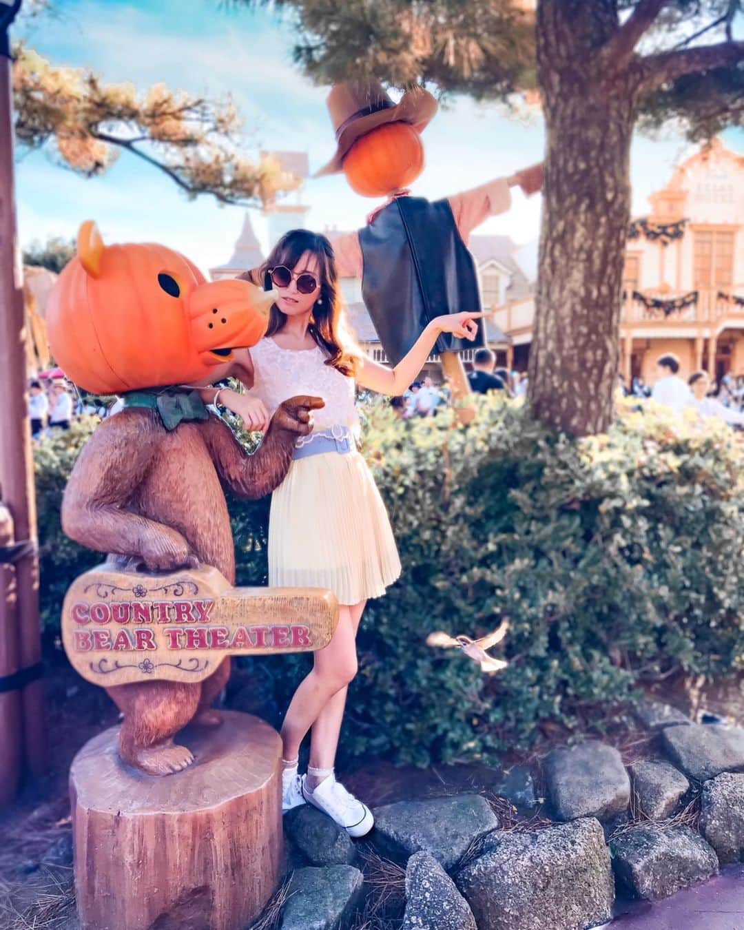 大矢真夕さんのインスタグラム写真 - (大矢真夕Instagram)「A pumpkin, a bird and I have a serious meeting about where to go next 🤔🤔🤔💭 . . . 三者会議中🙄💭 . . これの横向きの写真はだいぶ前に載せたんだけど 縦の写真をよく見たら 鳥が合流してきたみたいに写りこんでたよ😊 . . .  #ディズニー #ディズニーランド #ディズニーシー #ディズニーハロウィン #東京ディズニーリゾート #東京ディズニーランド #東京ディズニーシー#disney #disneysea #disneygram  #写真 #tdl #tds #日常 #daytrip #travelphotography #travelawesome  #🇯🇵 #旅行 #旅 #letsgoeverywhere  #instamood #日常 #写真部 #写真好き #写真で伝えたい私の世界 #instagramjapan #photo_japan #photo_jpn #makeyourday」12月6日 8時51分 - mayuohya