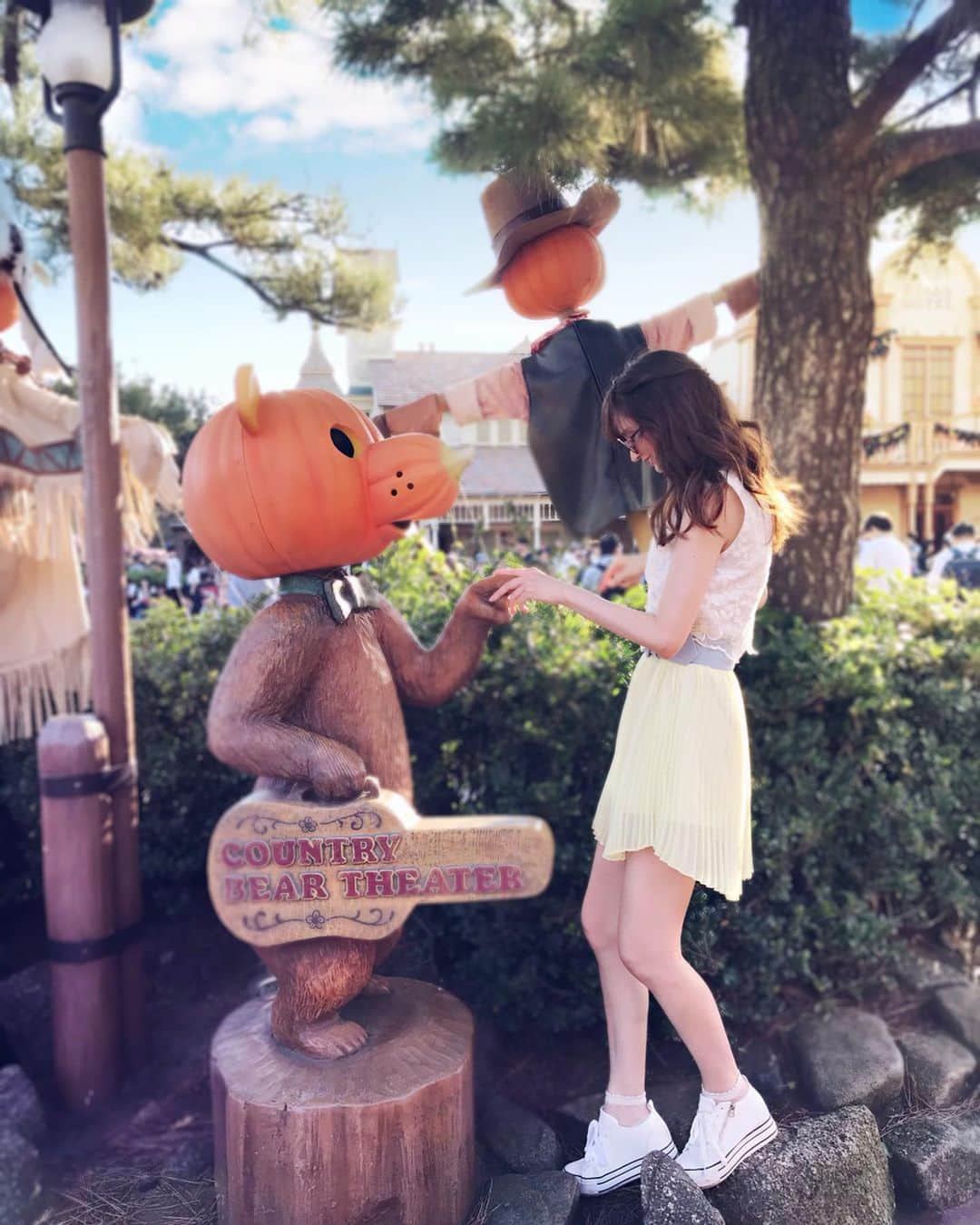 大矢真夕さんのインスタグラム写真 - (大矢真夕Instagram)「A pumpkin, a bird and I have a serious meeting about where to go next 🤔🤔🤔💭 . . . 三者会議中🙄💭 . . これの横向きの写真はだいぶ前に載せたんだけど 縦の写真をよく見たら 鳥が合流してきたみたいに写りこんでたよ😊 . . .  #ディズニー #ディズニーランド #ディズニーシー #ディズニーハロウィン #東京ディズニーリゾート #東京ディズニーランド #東京ディズニーシー#disney #disneysea #disneygram  #写真 #tdl #tds #日常 #daytrip #travelphotography #travelawesome  #🇯🇵 #旅行 #旅 #letsgoeverywhere  #instamood #日常 #写真部 #写真好き #写真で伝えたい私の世界 #instagramjapan #photo_japan #photo_jpn #makeyourday」12月6日 8時51分 - mayuohya