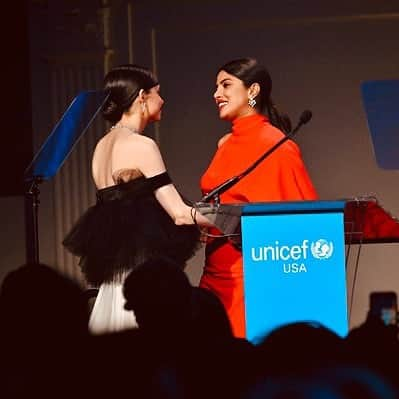 ソフィア・カーソンさんのインスタグラム写真 - (ソフィア・カーソンInstagram)「I will never forget the words Priyanka said tonight, “being human is giving & humanity is a choice.” Congratulations and thank you for a decade of life saving work @priyankachopra You inspire me. ♥️ @unicefusa」12月6日 9時03分 - sofiacarson