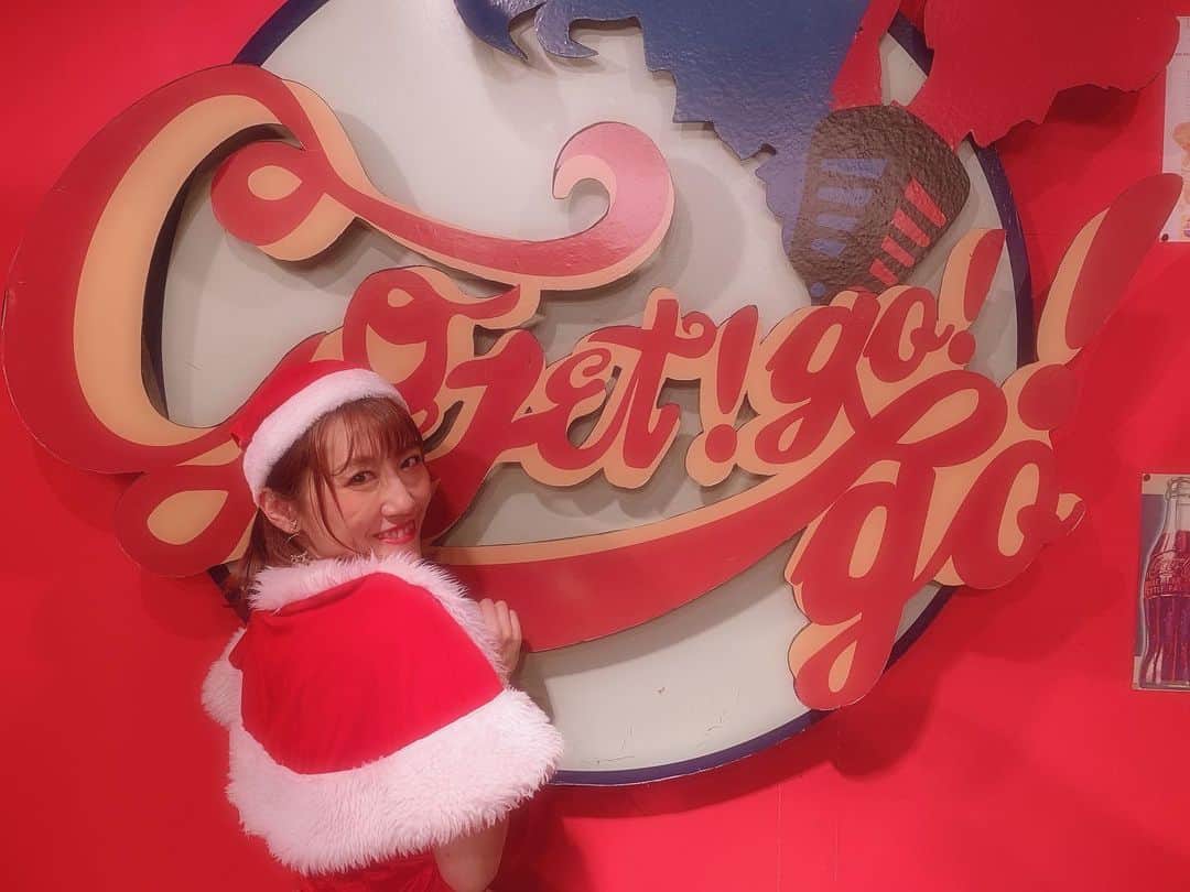 のインスタグラム：「♔ ♔ ♔ Go,Jet!Go!Go!ZERO ♔ ♔ ♔﻿ ﻿ ﻿ 初日にお邪魔させていただきました♡﻿ ﻿ 急遽駆けつけてくれたみんな、﻿ ありがとう♡﻿ あの場所でみんなに会えて嬉しさ満点。﻿ すっごく楽しかった！﻿ ﻿ そして差し入れもありがとう！﻿ 急遽だったのに本当にうれしい！！﻿ ﻿ もらったチカラで﻿ 『佐藤家のぬかどこ』﻿ 歌につづいて、お芝居も﻿ がんばらないとーーーー！！！﻿ さらに気合入った！﻿ ﻿ くうちゃんと一緒でよかったぁぁ。﻿ 受付の鈴村様も落ち着く。﻿ ﻿ ﻿ 昨日行けなかったー。﻿ という方ご心配なく﻿ あともう1公演ありますよ♡笑﻿ ﻿ 12月12日(木)18:30〜﻿ ふたたびお邪魔させて頂きます！﻿ 🎄ソング担当は事務所の後輩璃生と♪﻿ ﻿ Live中撮影OK！﻿ 終演後はチェキもやっております^^﻿ ﻿ 平日なのですが、﻿ ご無理なければぜひ！！﻿ ﻿ ﻿ ﻿ ﻿ #gojetgogo #gojetgogozero #ゲスト #agarege #東日本橋 #bar #samasama #christmas #song﻿ #mariahcarey #舞台 ﻿ #Instagram #instagood #instalike ﻿ #love #photo #fashion #F4F ﻿ #フォロミー  #팔로우 #셀카 #일상 #松田実里﻿ ﻿ ﻿ ❖ ❖ ❖ ❖ ❖ ❖ ❖ ❖ ❖ ❖ ❖ ﻿ 2019年12月13日〜23日﻿ 『佐藤家のぬかどこ』Bチーム﻿ http://www.airstudio.jp/airstudio/top_191213.html﻿ 作・演出 静恵一（サミットクラブ）﻿ プロデュース エアースタジオ 《劇場》﻿ 両国・Air studio　﻿ 東京都墨田区両国2丁目18-7 ハイツ両国駅前 地下１階 《キャスト(五十音順)》﻿ 石倉瑞樹 ﻿ 大内真佑花 ﻿ 菊地姫 ﻿ 倉石かすみ ﻿ 手塚千尋﻿ 広野由麻 ﻿ ほりみずき ﻿ 松田実里 ﻿ チップ青木﻿ 他 《Bチームスケジュール》﻿ 2019年12月﻿ 13日(金)21:00﻿ 15日(日)16:00﻿ 17日(火)18:30﻿ 18日(水)21:00﻿ 21日(土)16:00﻿ 22日(日)19:00﻿ 全6公演﻿ ※開場時刻は、開演の30分前 《チケット》 ﻿ 絶賛発売中‼️﻿ ￥3,900(全席自由/要予約)﻿ https://torioki.confetti-web.com/form/991﻿ 扱いの役者選択で、﻿ 【松田実里】選択してくれたそんな愛おしい貴方にはIN卵黄お菓子をプレゼント🎁﻿ ﻿ チケットを予約する流れは・・・﻿ ①上記URLより、予約フォームで予約する。﻿ ②自動返信メールが届くので、確認する。﻿ ※カンフェティからの自動返信メールです。迷惑フォルダ等に振分られていないかご確認ください。﻿ ※受信設定をされている場合、カンフェティからのメールが受信できるよう設定をお願いします。﻿ ※空感演人からは返信メールは送りませんのでご了承下さい。﻿ ③公演当日、受付にて名前を言い、代金を支払う。 ■両国・エアースタジオ受付﻿ ﻿ ❖ ❖ ❖ ❖ ❖ ❖ ❖ ❖ ❖ ❖ ❖﻿ ﻿ 『Go,jet！Go！Go！ZERO』﻿ 12月﻿ 5日(木)21:00﻿ 12日(木)18:30﻿ の2公演にクリスマスソングゲストで出演させて頂きます！﻿ ﻿ サンタコスなんてしちゃったりして。﻿ 少し早めのクリスマスをお届けしますよ♪♪﻿ bit.ly/2N0Pvfy」