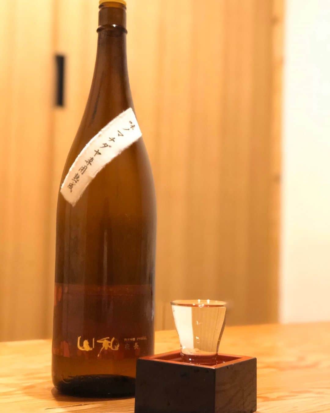 居酒屋やぐらのインスタグラム：「. 『居酒屋やぐら』 ～八幡山駅から徒歩3分～ URLはこちら⇒（@yagura__official） ------------------------------------------------ 『山和』 ひと夏寝かせて熟成させた、 山和 純米吟醸 ひやおろし 夜長（よなが）。 爽やかな吟醸香と上品な旨みがバランス良い仕上がりです。 食事と共に楽しめる、この時期限定の日本酒です。 ------------------------------------------------ #東京 #八幡山 #居酒屋やぐら #居酒屋 #創作 #宴会 #歓送迎会 #女子会 #酒場 #串焼き #地酒 #酒 #落ち着く空間#food #foodstagram #飲食店 #デート #おいしい #杉並区#刺身 #ビール #美味しい #深夜営業 #焼酎 #お刺身 #お酒 #山和 #純米吟醸」