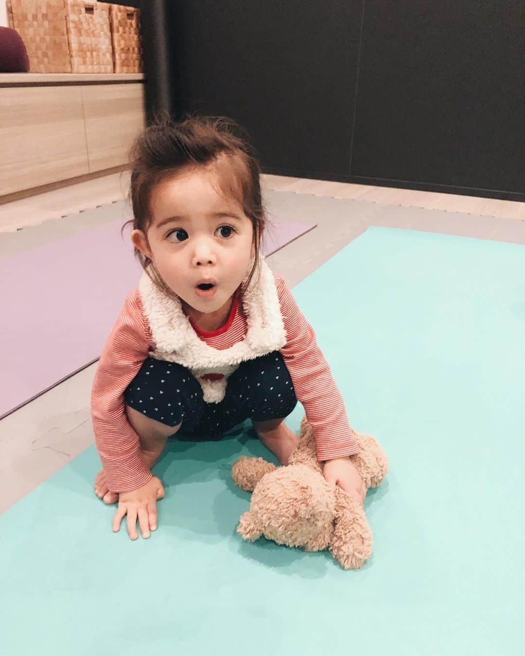 大橋菜央さんのインスタグラム写真 - (大橋菜央Instagram)「Yoga night🧘‍♀️💫 . . . 😮🤔😆 . . . #yoga #babyyoga #kidsyoga  #こどものいる暮らし#1歳9ヶ月 #生後21ヶ月 #たれ眉 #たれ目 #miababyliving」12月6日 9時17分 - naoliving