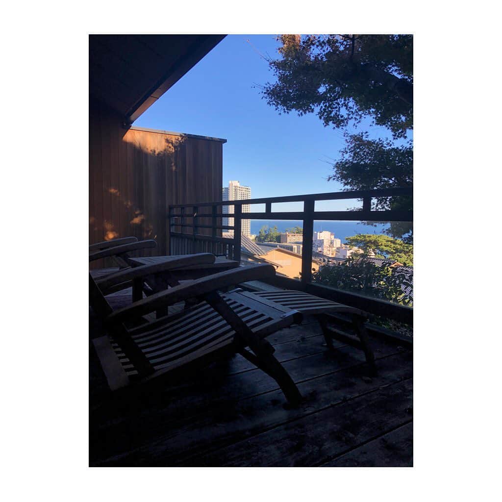 宇田恵菜さんのインスタグラム写真 - (宇田恵菜Instagram)「Atami.x 会社の忘年会なのに結果からいえば私からしたら宅建合格祝いみたいな旅になった熱海。 今回は、大観荘という熱海一の旅館に！お部屋も最高ながら、お料理も🙆🏻‍♀️ 会社の人がグルメが多いから料理と楽しみやすさで選んだけど皆大満足そうで幹事やりとげたと思いたい。笑 #熱海　#大観荘　#actresslife #女優　#高級旅館　#客室　#五つ星　#横山大観　#忘年会　#宅建　#宅建士　#不動産女子」12月6日 9時20分 - ena2727