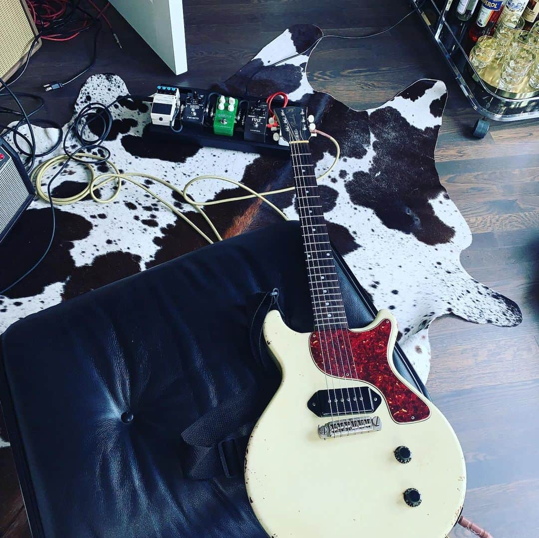 マイク・ダーントさんのインスタグラム写真 - (マイク・ダーントInstagram)「Game on!!! 😎🎶🤘🏽🦄 #rabbitholeoftone ⚡️ @rnrrelics @fender」12月6日 9時25分 - mikedirnt