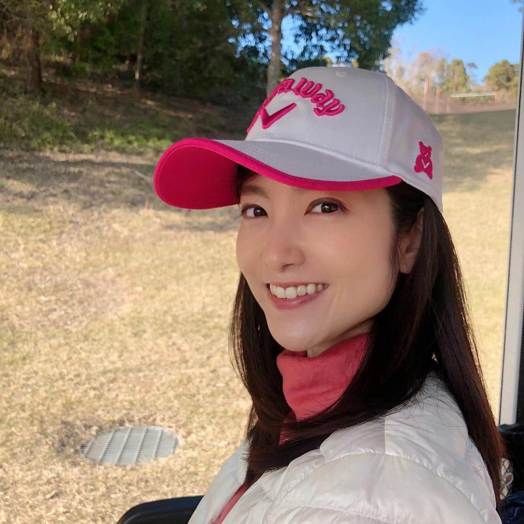 天明麻衣子のインスタグラム：「父に連れられてコースデビュー❤️ スコアのつけようもないくらいの出来でしたが、ハーフ回りきれたことを自信にして、これから頑張ります！  ゴルフ場の自然を堪能できたっていうのと、7番アイアンへの信頼度が高まったのは収穫かな☺️ #父と八木さんと#コースデビュー #平日だけど混んでる #とりあえず走れ #ひたすら走れ #筋肉痛」