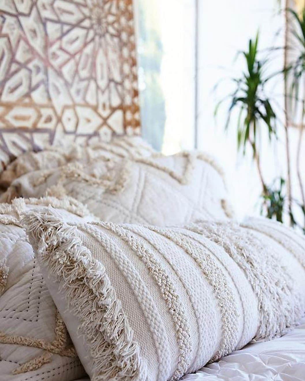 Reiko Lewisさんのインスタグラム写真 - (Reiko LewisInstagram)「Adding an extra layer In the wintertime, people want to add one extra layer of bedding item to make the bedroom cozy. It could be velvet-feel duvet cover or it could be only a velvet pillow in a warm color. For the people on islands who miss four seasons, I would suggest adding textured pillows or textured throw on the bed. Items today are from : https://www.anthropologie.com/bedding  冬の季節は、ベッドルームをより心地よくするために、寝具を1層追加します。 ベルベットのような布団カバーでも、温かみのある色のベルベット枕だけでもかまいません。 季節を感じられない島にいる人は、ベッドに凹凸の素材感のある枕や織り加工のスローをもう一層追加することをお勧めします。 #hawaii #winterdecor #bedding #interiordesign #interiorlovers #ハワイ #冬のインテリア #寝具 #インテリアデザイン #インテリア好き」12月6日 9時32分 - ventus_design_hawaii