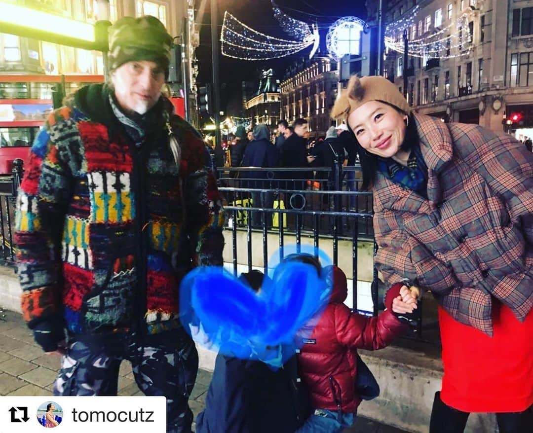 鈴木紗理奈さんのインスタグラム写真 - (鈴木紗理奈Instagram)「Londonのお友達家族。 リオトが困ったらいつでも連絡してきてねと本当に頼りになる言葉をくれ、たくさんこの国の事を教えてくれる。とても心があったかくて、おかげでどんどんLondonが好きになる。ありがとう。  #Repost @tomocutz ・・・ Family night out 💖⭐️🎄 #familyfriend #london 📷by @munehirovoice  紗理奈ちゃんの息子くんに3ヶ月ぶりに会い、大興奮の我が息子。ママの愛情をあれだけしっかり浴びているから、とっても優しく賢い男の子に育っているんだなと、紗理奈ちゃんのママ姿から学ぶことたくさんな夜になった。「ママ、テロって何で起きるの？」「ママ、何で？」って一言で答えるのが難しい質問を息子くんから浴びせられる中、見事にひとつひとつ分かりやすく簡潔に答えていく紗理奈ちゃん。あと5年後私に同じことができるのか、私頑張れ〜！カッコイイママの背中を見せてもらった。よ、男前！！(いや、女前！) #子育てママ #ロンドン #女前」12月6日 9時47分 - munehirovoice