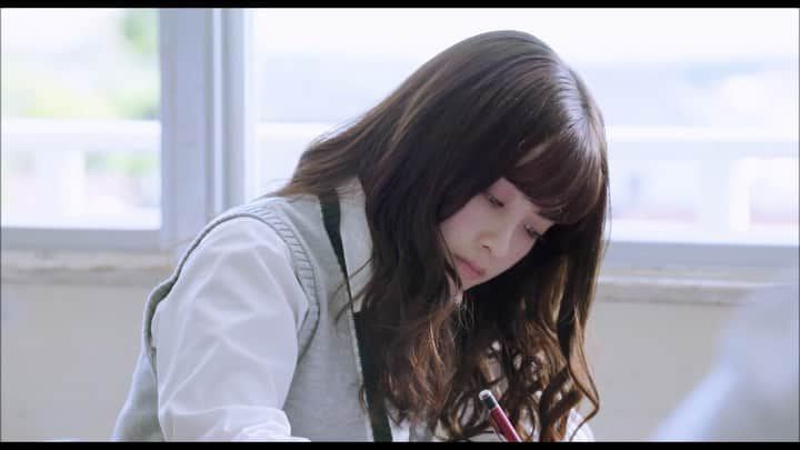 映画『午前0時、キスしに来てよ』のインスタグラム：「＼✨💫本編映像、解禁！💫✨／ 「おとぎ話みたい！な本編シーンを一部解禁っ💫✨！ 突如あらわれるスーパースター💫 戸惑う日奈々の前にひざまずいて... 👠  つづきは映画館で🎬💫 #午前0時キスしに来てよ  #ゼロキス公開 #0キス #片寄涼太 #橋本環奈」