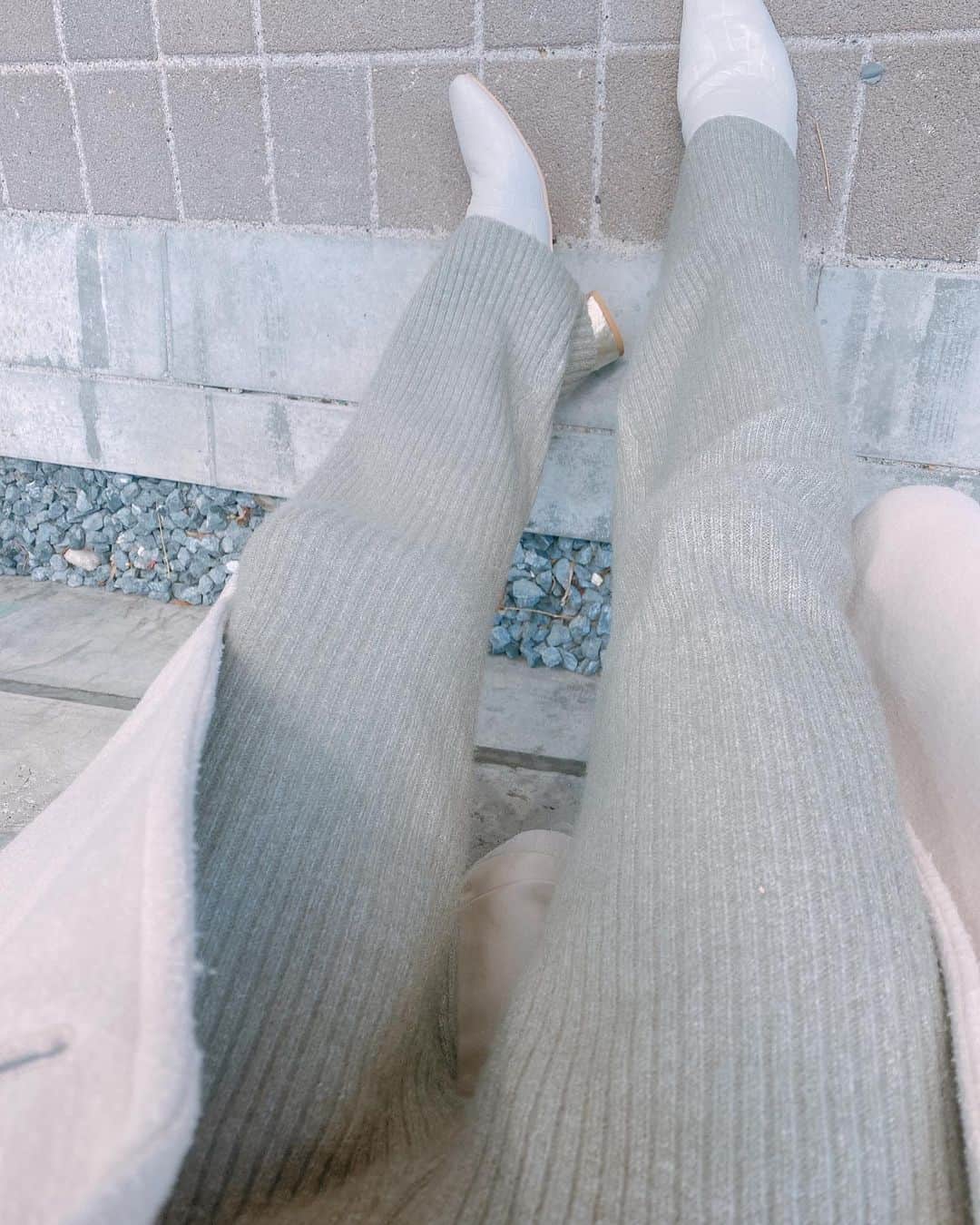 尾崎紗代子さんのインスタグラム写真 - (尾崎紗代子Instagram)「おはようございます( ^ω^ ) 寒くなってくるととりあえず @uniqlo に行ってヒートテックと 冬のインナーをゲットしに行く。あるある。 @trunc88_official のニットパンツ 色味がちょうかんわいいです。 . 最近 @rakuchin_kirei_official さんとコラボした靴が 大活躍中😃 .  #ootd #fashion #basic #coordinate #outfit #osayocode  #今日のコーデ #シンプルコーデ #ファッション」12月6日 9時44分 - osayo_osayo