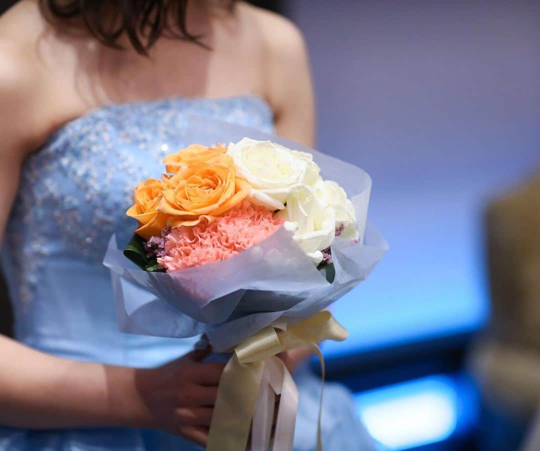 家族挙式さんのインスタグラム写真 - (家族挙式Instagram)「@kazoku_wedding をフォローして、 #家族挙式 でお写真を投稿してくださいね＊* . ------------------- 妖精のように可愛らしい 花冠とリースブーケは統一感たっぷりで 花嫁コーデをより一層魅力的に演出してくれます** 会場：#THEWALL ------------------- . ❁テレビCM放映中 ▹▸ ”家族挙式ベスト”なら 【挙式・衣裳・美容・写真】が含まれたプランが99,000円〜叶います＊ ▽予約はTOPのリンクから❁ >>> @kazoku_wedding ------------------- #家族挙式 #ベストアニバーサリー #家族 #Family #家族婚  #bestanniversary #少人数婚 #ウェディング #結婚式準備 #結婚式 #フォトウェディング #プレ花嫁 #卒花 #日本中のプレ花嫁さんと繋がりたい #花嫁 #卒花嫁 #国内挙式  #weddingdress #ウェディングドレス #プラコレ #Dressy花嫁 #2020年春婚 #2020夏婚 #2019年冬婚 #セントアクアチャペル #カラードレス #ブルードレス #花嫁コーデ」12月6日 9時48分 - kazoku_wedding