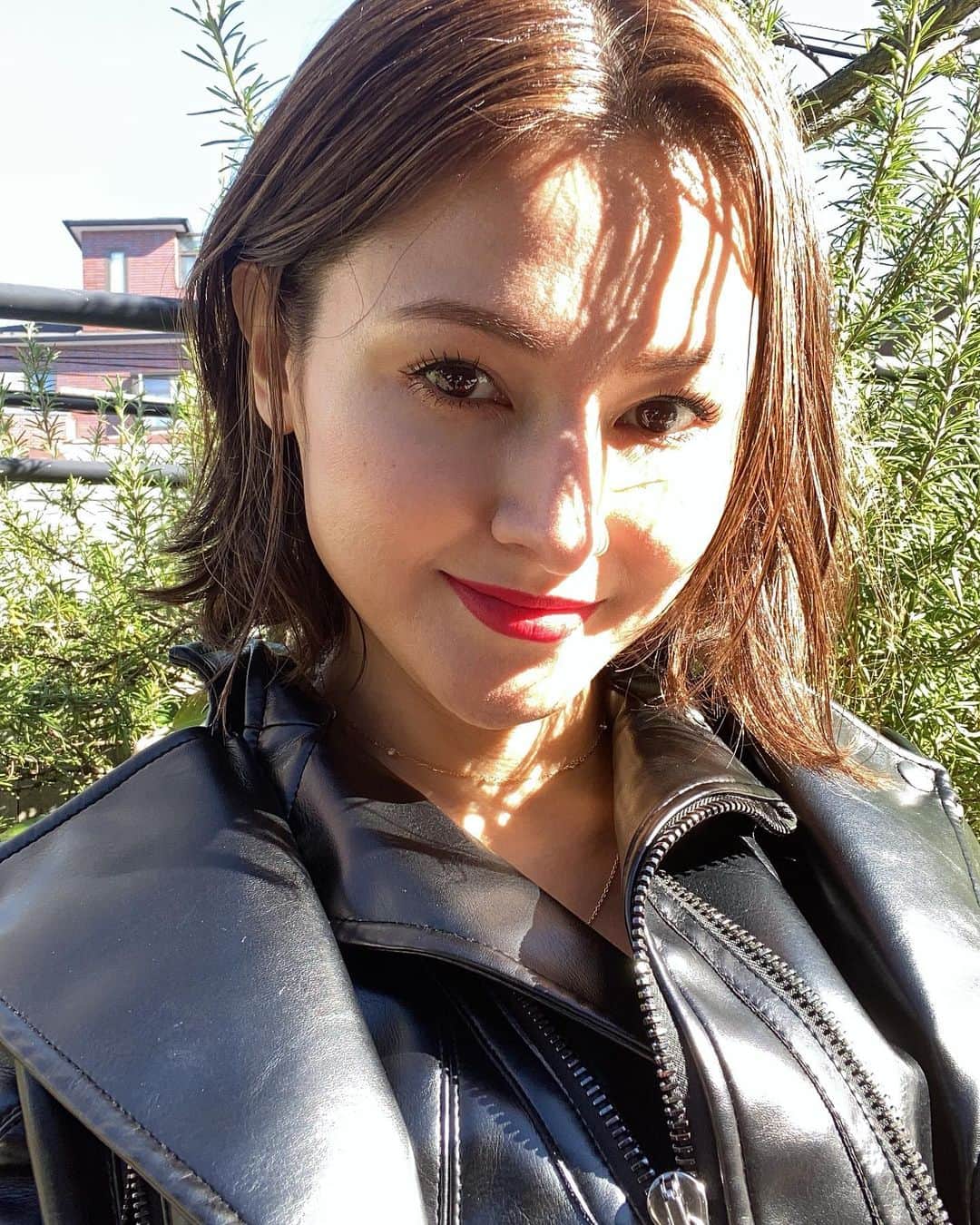 橋本麗香のインスタグラム：「2019年に出逢えた素敵な方🌹 美容の悩みを話すのは勇気がいります。 いつでも優しく、正直にw専門的にも 教えてくれた素敵な先生👩🏼‍🔬💕 @tcb_shiomitsu  感謝です❤️🌹❤️ 先日はたるみに効果を発揮する #ハイフ　@tcbshinjuku にてしてきました✨ 実感として、分かりやすいところでは 朝の顔の膨張率が各段に下がります😂 継続は力なり。 様々な美容法がありありますが、 私は“自然”を大切にしております。 急激な変化がある施術より 積み重ねを大切に毎日磨いていける美容 を実践、おすすめしたいです。 私は『最近何が良いの？』と聞かれたら 『何もやってな〜い』とは答えません。 自分がやって本当におすすめ出来る美容法を 知って頂きたいと思います。 私自身で実験し、ナチュラルな美しさ、魅力が 引き出せる美容法をこれからもシェアさせて 頂ければとお思っております💖 ． 2020は皆様も更に自己愛を高めていけます様に🌹」