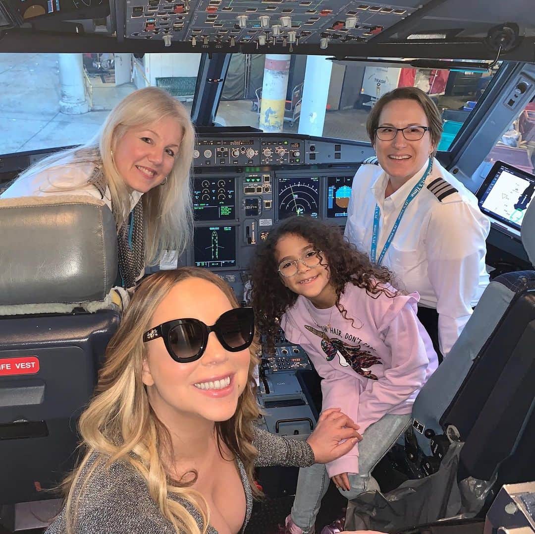 マライア・キャリーさんのインスタグラム写真 - (マライア・キャリーInstagram)「Our flight has two females pilots, this is a first for us and so exciting! Had to document the moment with Miss Monroe💕👩🏼‍✈️👩🏼‍✈️✈️ #girlpower  #anythingispossible」12月6日 10時11分 - mariahcarey