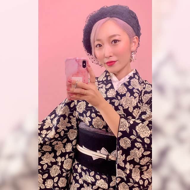 くまみきのインスタグラム：「この前のコーデ🌹﻿ 寒くなってきたね⛄️ ﻿ 着物とバッグ/生地持ち込みでオーダーで仕立ててもらいました😊お洋服用の生地だけど仕立ててもらえた〜うれし〜💗﻿ 帯/ @doublemaison ﻿ コート/ @_k_i_i_r_o_ ﻿ ファー草履/ @kimonobynadeshiko ﻿ 帽子/ @franchelippee ﻿ ピアス/ @michu_coquette ﻿ ﻿ #着物コーディネート #着物コーデ #和洋折衷 #着物女子」