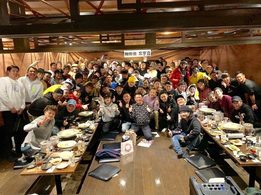関義哉のインスタグラム：「梅田会 忘年会 今年も参加させて頂きました。 大盛況で楽し過ぎました！！ ・ 先輩方や仲間に会えて 刺激とパワーもらえました！ ・ 来年も頑張ります！ ・ 梅田さん いつもいつもありがとうございます。 #梅田会 #忘年会 #2019」