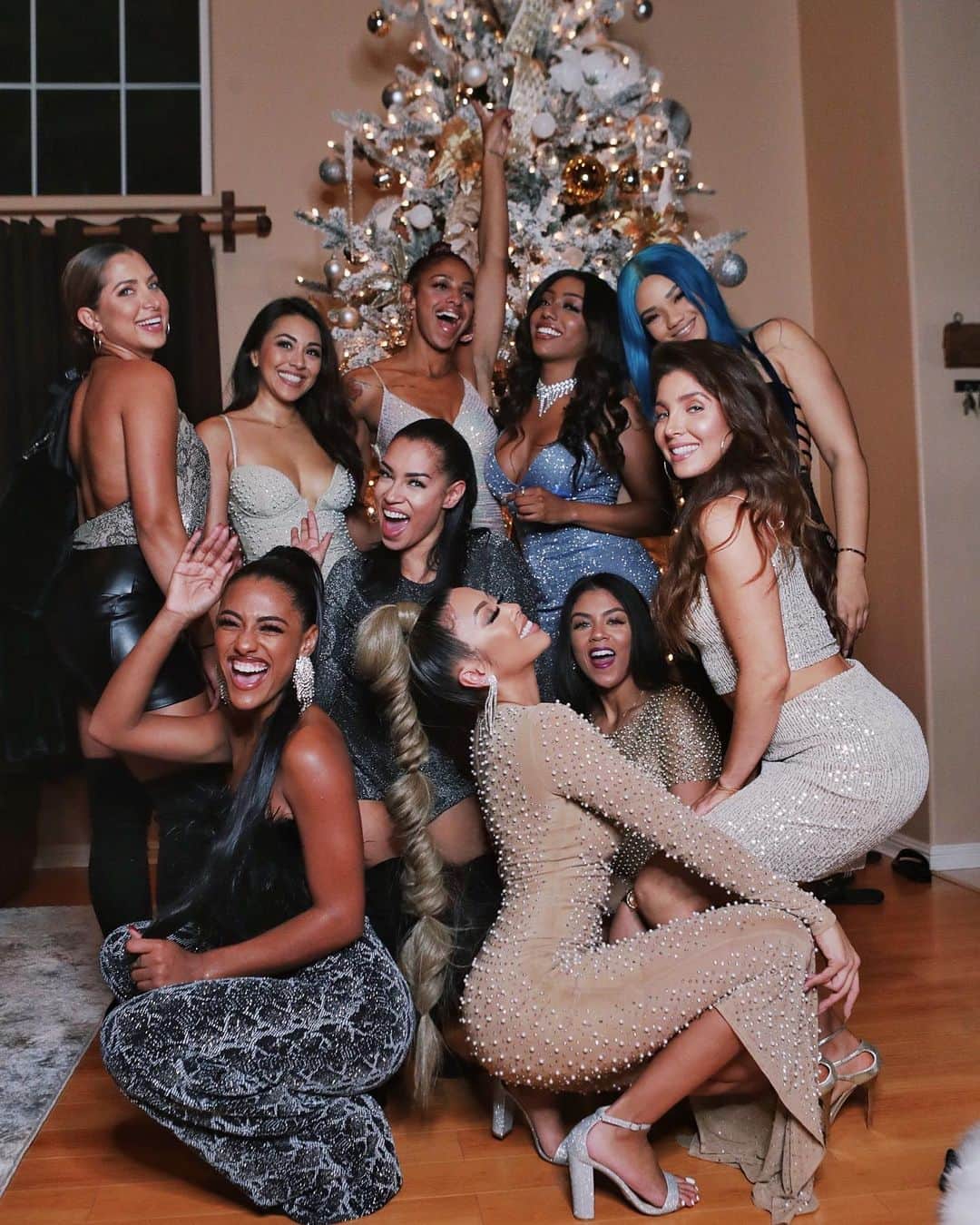 リアン Vのインスタグラム：「Had so much fun last night dressing my girls in my new Holiday Collection with @windsorstore for my Launch party/Single release and they all looked AMAZING! 😍🔥 Shop my new Collection at Windsorstore.com #Hustlin #WindsorxLianeV」