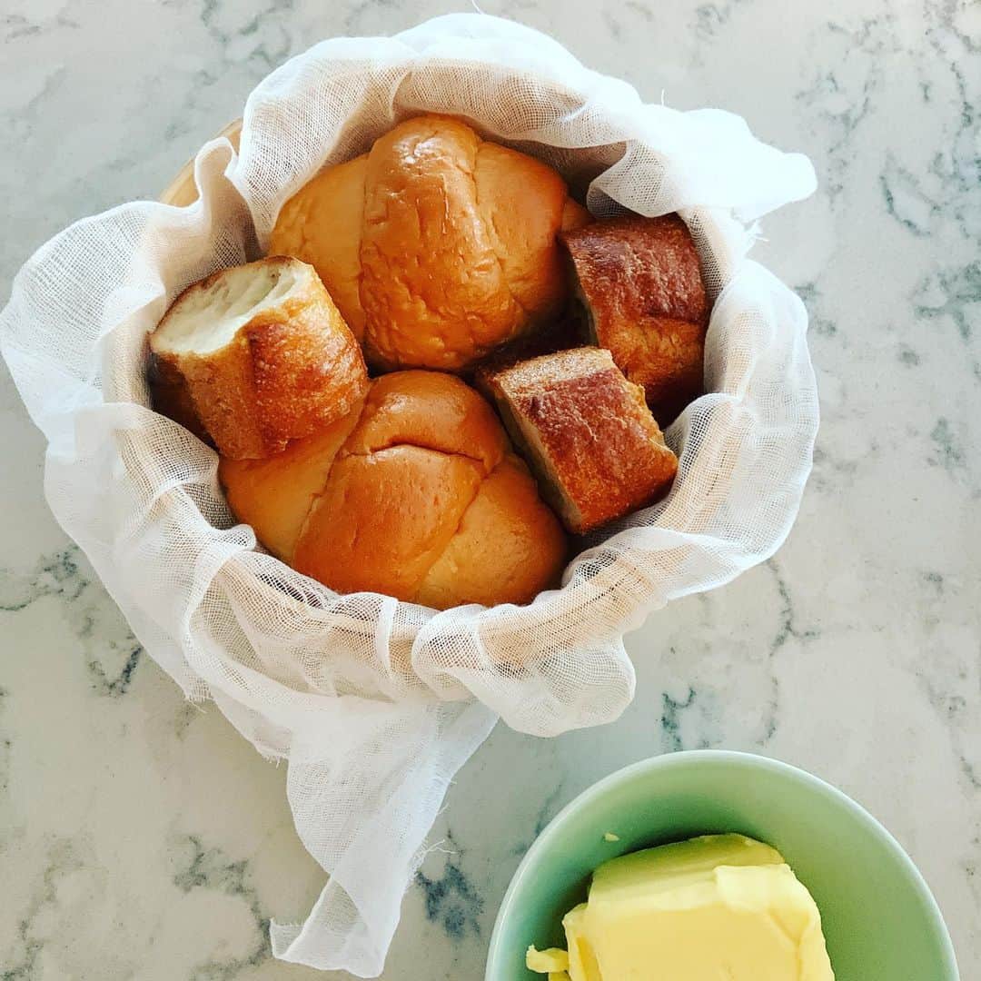 志摩有子さんのインスタグラム写真 - (志摩有子Instagram)「寒い朝は蒸籠でパンを蒸す。湯気が部屋を温めてくれるし、中華料理の花巻みたいにフカフカのモチモチになって、これがまあ美味しい。冷たいままのバターをたっぷりつけてジャムでもちょこっと付ければ最高。 #せいろ #蒸籠 #蒸籠蒸しパン  #ペリカンロールパン  #パスコのバゲット」12月6日 10時29分 - ariko418