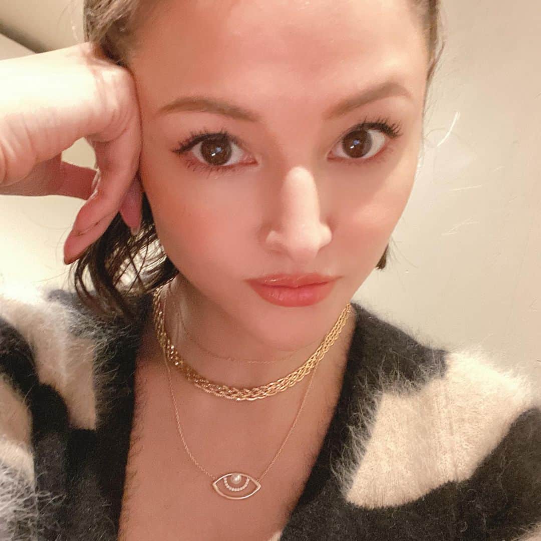 橋本麗香のインスタグラム：「自分へのご褒美🌹 人へのギフト💝 この時期は両方考えちゃうなぁ🥰💫💫💫 そんな時に私の元へ来てくれた 愛すべきかわい子ちゃん😍 @lights_of_surya  パールとダイアのコンビネーションが 上品に真っ直ぐな光線を発して 着けている人も、それを見ている人にも 優しくも強い光を当ててくれます✨✨✨ ． @keikosasaki_mylan  愛の人💜💖💜💗」