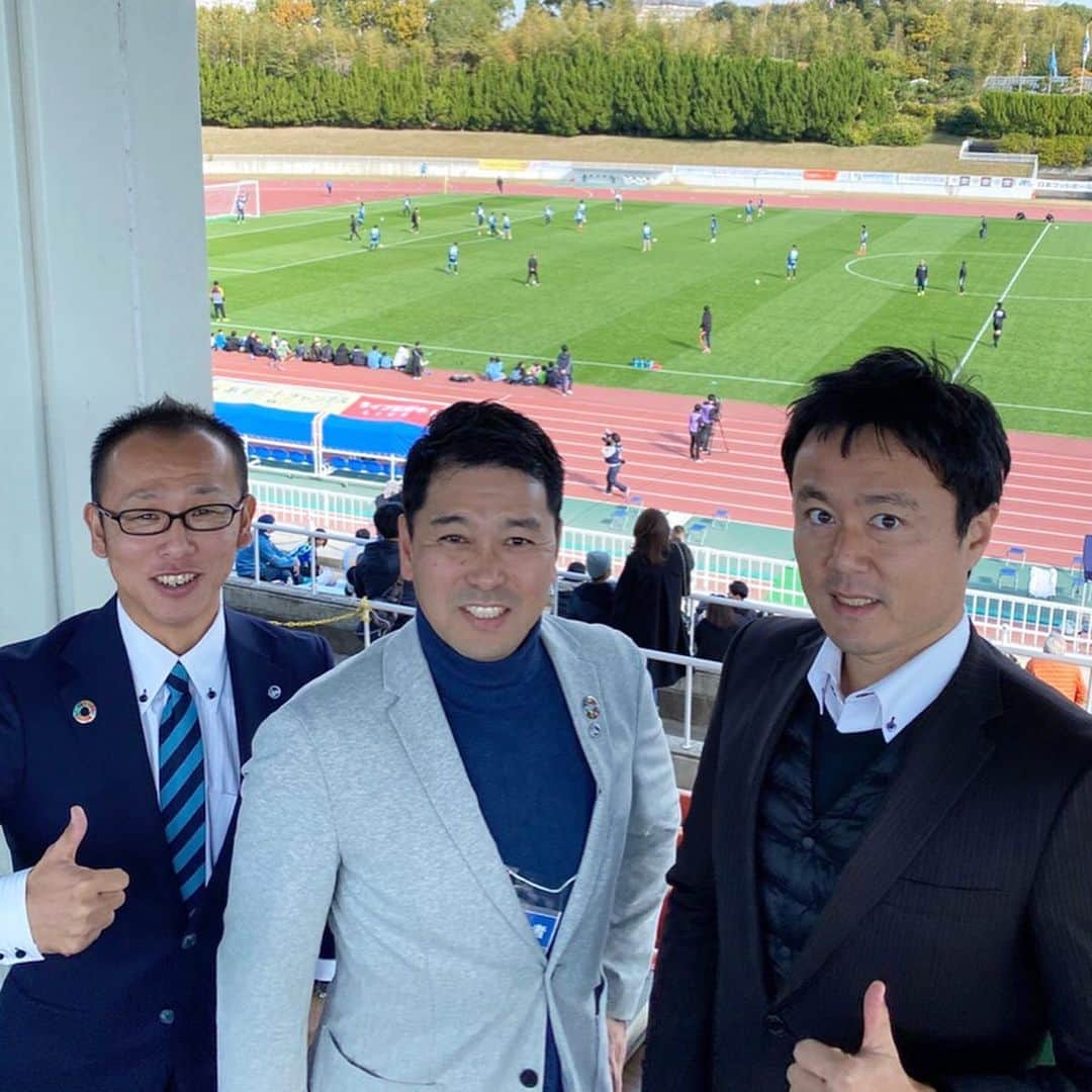 本野大輔のインスタグラム：「今シーズンの新たな挑戦。 Jリーグ参入を目指すFC大阪のホーム戦中継をytvアナウンサーがお伝えしました。 先日、最終戦が行われ実況を担当しました。  FC大阪は、ガンバ大阪・セレッソ大阪に次ぐ大阪第３のJリーグクラブとなるため、今年大きく動き出しました。  Jリーグ参入の条件「百年構想クラブ」を申請をしました。 これが承認されJ3クラブライセンスが交付されれば、来年度の順位次第でJリーグに入ることができます。  ものづくりの街、ラグビーの街、東大阪がホームタウン。 ラグビーの聖地、花園ラグビー場の第２スタジアムを大規模改修して、来年は多くの試合が花園で開催されます。  ラグビーの聖地にサッカーが根付き、フットボールの街として新しい文化が生まれるのか⚽️🏉 去年2位、今年8位。来年4位以内に入りJリーグ参入となるのか楽しみです！  写真は解説の嶋田祥吾さん、東大阪市サッカー協会会長の青野剛暁さん。 川西誠選手と谷脇ディレクター。  #fc大阪 #サッカー #jリーグ #jfl #花園 #中継 #実況 #アナウンサー #東大阪」