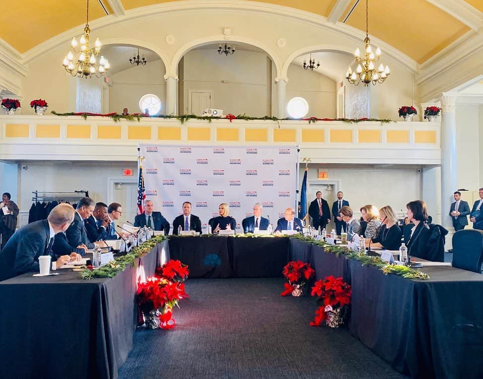 イヴァンカ・トランプさんのインスタグラム写真 - (イヴァンカ・トランプInstagram)「Today the American Workforce Policy Advisory Board convened its 4th meeting. Through our goals, we will continue to bring hardworking Americans off the sidelines and into the workforce. We are committed to creating pathways to success! #PledgetoAmericasWorkers」12月6日 10時55分 - ivankatrump