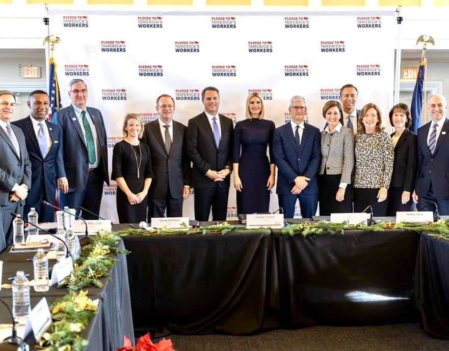 イヴァンカ・トランプさんのインスタグラム写真 - (イヴァンカ・トランプInstagram)「Today the American Workforce Policy Advisory Board convened its 4th meeting. Through our goals, we will continue to bring hardworking Americans off the sidelines and into the workforce. We are committed to creating pathways to success! #PledgetoAmericasWorkers」12月6日 10時55分 - ivankatrump