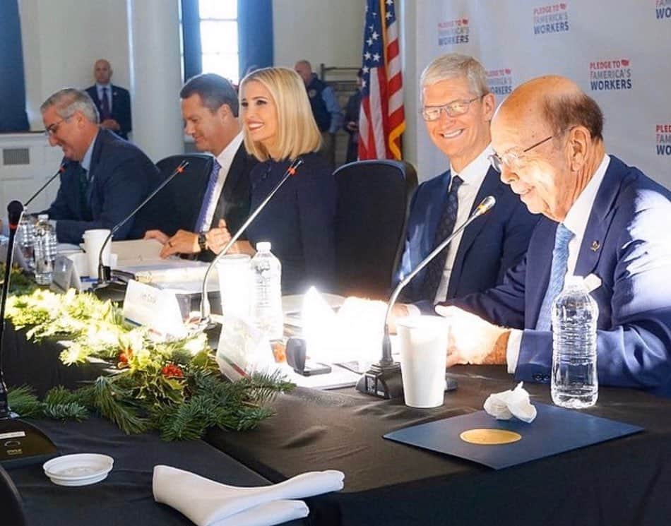 イヴァンカ・トランプさんのインスタグラム写真 - (イヴァンカ・トランプInstagram)「Today the American Workforce Policy Advisory Board convened its 4th meeting. Through our goals, we will continue to bring hardworking Americans off the sidelines and into the workforce. We are committed to creating pathways to success! #PledgetoAmericasWorkers」12月6日 10時55分 - ivankatrump