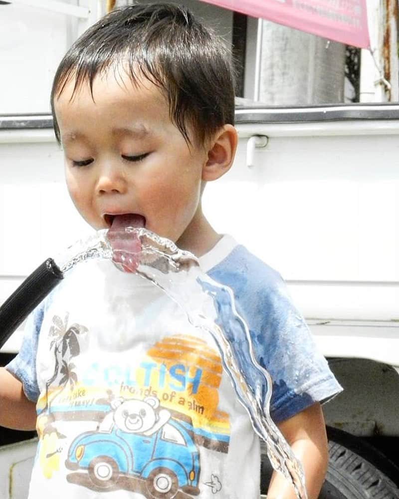 のインスタグラム：「🍼今週の#チュウチュウごくごく選手権 🥤﻿ ﻿ －－－－－－－－－－－－－－－－－－﻿ @fukukita_room﻿ 三男君の豪快なごくップリ🤣﻿ －－－－－－－－－－－－－－－－－－﻿ ﻿ 一番美味しいお水の飲み方、わかってますね😏﻿ ﻿ みなさまも、「#チュウチュウごくごく選手権 」と「#おでかけ代表」または「#おうち代表」を付けてご参加ください🎵﻿ 詳しくは、プロフィールのリンクをCHECK😉﻿ @morinaga_chuchu_gokugokucp﻿ ﻿ ※リグラム掲載による商品当選との関係はございませんので、予めご了承ください。﻿ ﻿ #森永乳業 #チュウチュウごくごく選手権 #おでかけ代表 #おうち代表 #キャンペーン﻿ #子ども #子供 #こどものいる暮らし﻿ #はぐくみ #やさいジュレ #うるジュレ #こどミル」