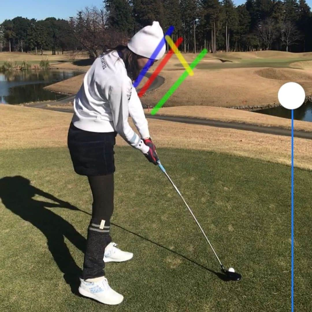 美優さんのインスタグラム写真 - (美優Instagram)「ラウンドレッスンは朝練習場からスタート🏌️‍♀️☀️ ・ その場で私に必要な練習方法を教えてくれるよ！ 朝からお茶目な常住プロ😂 ・ ラウンド中もその場ですぐに動画を撮ってくれて直すべき動きのポイントを画像でわかりやすく説明して教えてもらいました！  ゴルフって言葉で教えてもらっても理解できないことってありますよね😣 動画と画像で説明してくれるのがすぐに解釈できて私には良かった！！✨ ・ 常住プロからのアドバイス👇 【2枚目の写真】 全てのクラブで、アドレスの赤いラインから、トップでは、緑のラインまで頭が前方に沈みます‼️😅💦 その反動で、インパクトでは、起き上がってトップしちゃいます‼️・ 【3枚目の写真】 インパクトの決定的な瞬間ですが、緑のラインがトップのオデコの位置で、青ラインがインパクトなので、かなり起き上がっているのが、分かるかと思います‼️😅 ・ ・ こんな感じで他にも色々とミスショットの原因や気をつける点など教えて頂きました！😊 ・ 今回教えてもらった点を自主練で直して、またラウンドレッスンしてもらおう( ´∀｀)✨ ・ ・ #golf #ゴルフ #ゴルフウェア #ゴルフ女子 #⛳️ #golfwear #enjoygolf #大人の部活 #ゴルフ部 #골프 #골프스윙 #高尔夫 #高尔夫球　#ラウンドレッスン」12月6日 11時07分 - miyu11_20