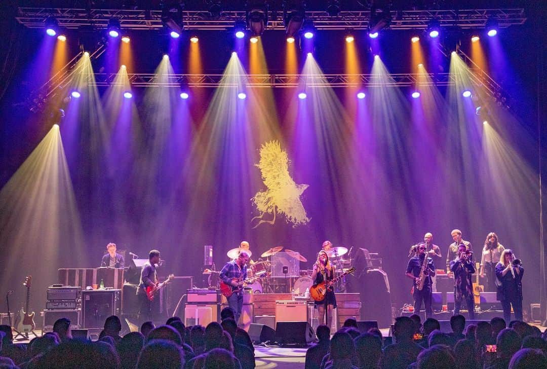 テデスキ・トラックス・バンドのインスタグラム：「Lights up: Boston night one is underway with "Anyhow" -- Derek and Susan share the solo on the night of their 18th wedding anniversary. Much more music to come here in Boston. 📷: @mlowephoto」