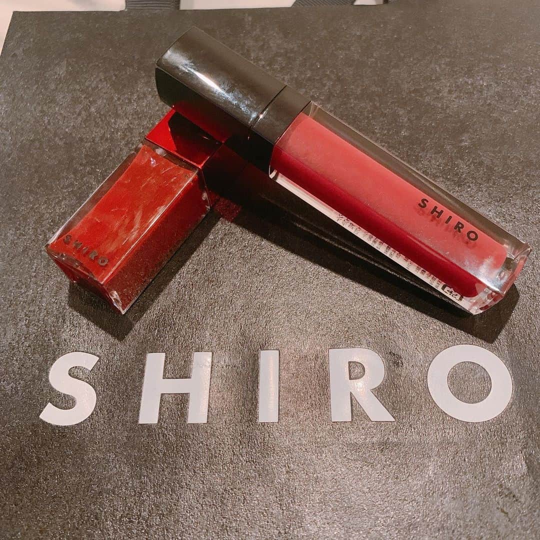 新村あかりのインスタグラム：「最近ハマってるSHIROのリップ〜！ めちゃめちゃえっちな唇になる。 動画は無加工だよ❤︎ 手に塗ってる右側の暗めの赤色が エッセンスリップバター9K02  左側のちょっと青み入った赤色が ジンジャーリップバター9102 ↑まじでショウガのにおいするから、好き嫌いはあるかも😭  #shiro  #リップ  #赤リップ  #メイク用品」