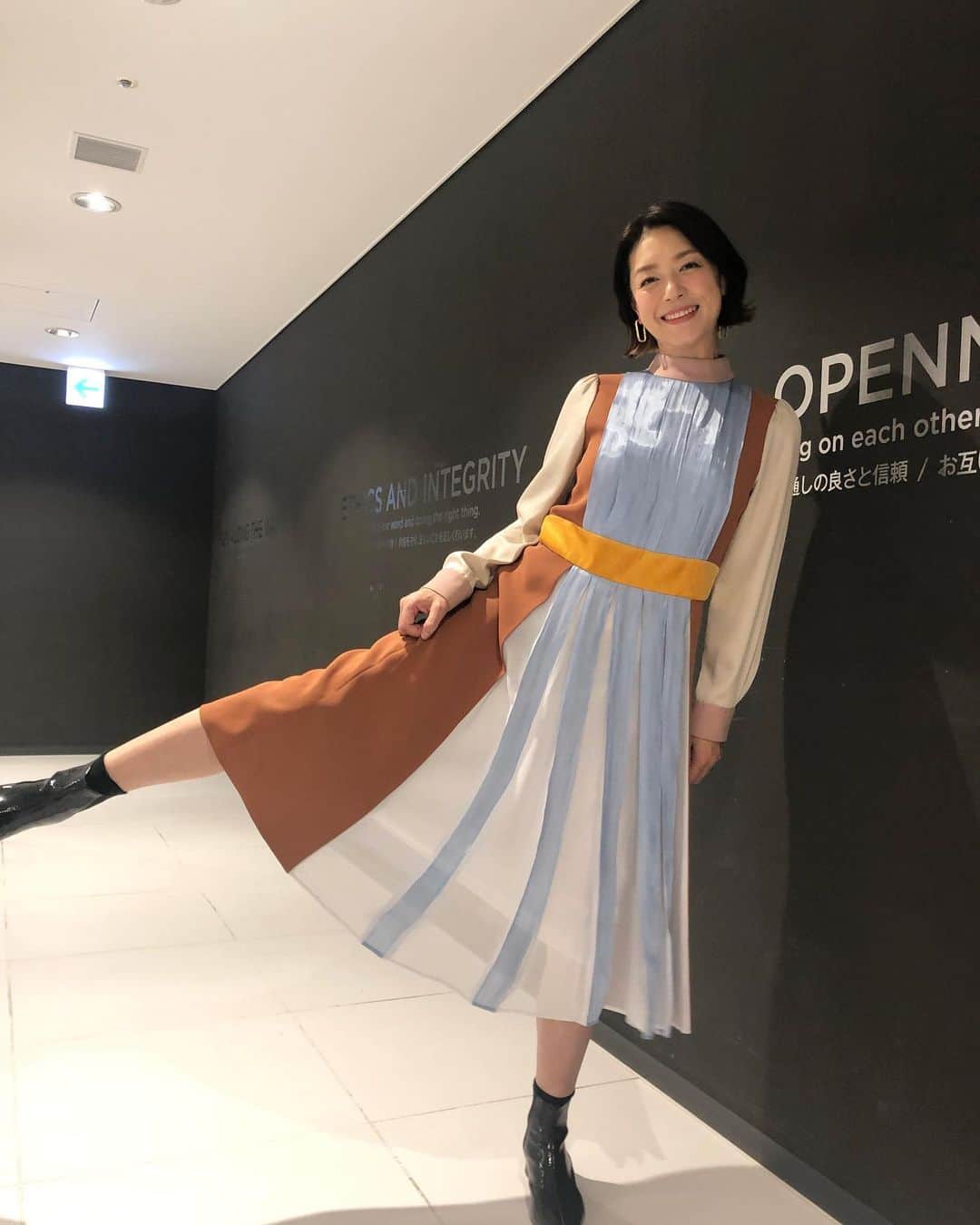 加藤紀子のインスタグラム：「お家にいらっしゃる方ー！ この後すぐ11時より QVC“エレクトーレ”さんご紹介回にお邪魔します！ お得なお値段みたいです、ぜひお付き合いくださいー！ （他にもwebでもチェック出来ますー） #QVC #エレクトーレ #ADELLYワンピ可愛い」