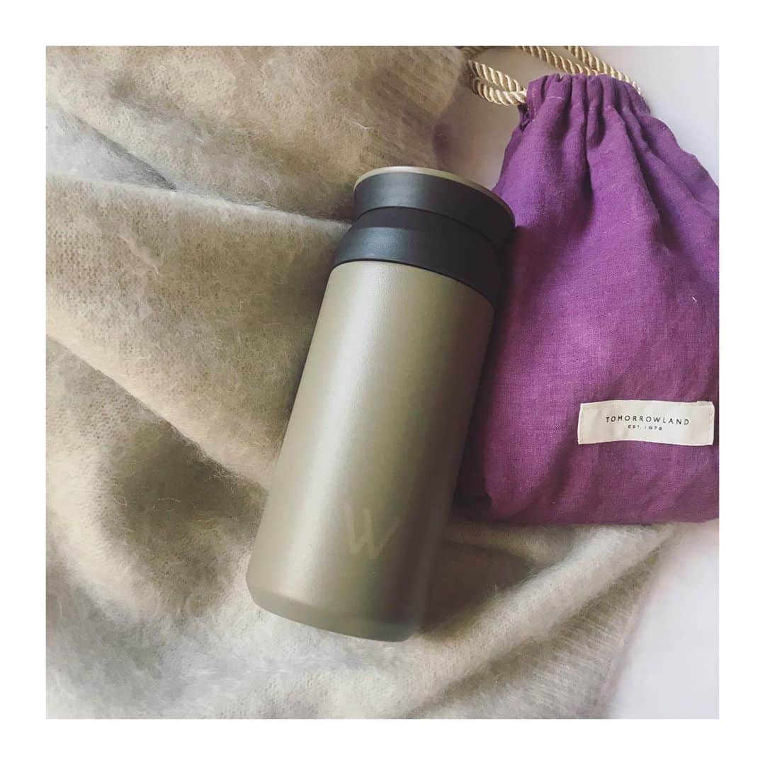 上村若菜のインスタグラム：「最近出掛ける時は毎日持っているmy bottle☕︎ . ちょっとした心がけ。 . デザインとカラーがおしゃれで気分が上がる✨ このサイズがベスト！ . #kinto  #wakamesfavorite #マイボトル　 #次男はプレイタンブラー愛用中 #展示会のノベルティのポーチにはリップやハンドクリームなどが #明日はフリマです　#色々と手放す予定　#誰かが使ってくれたら嬉しいなぁ #あいにくのお天気ですがお待ちしています🛍」