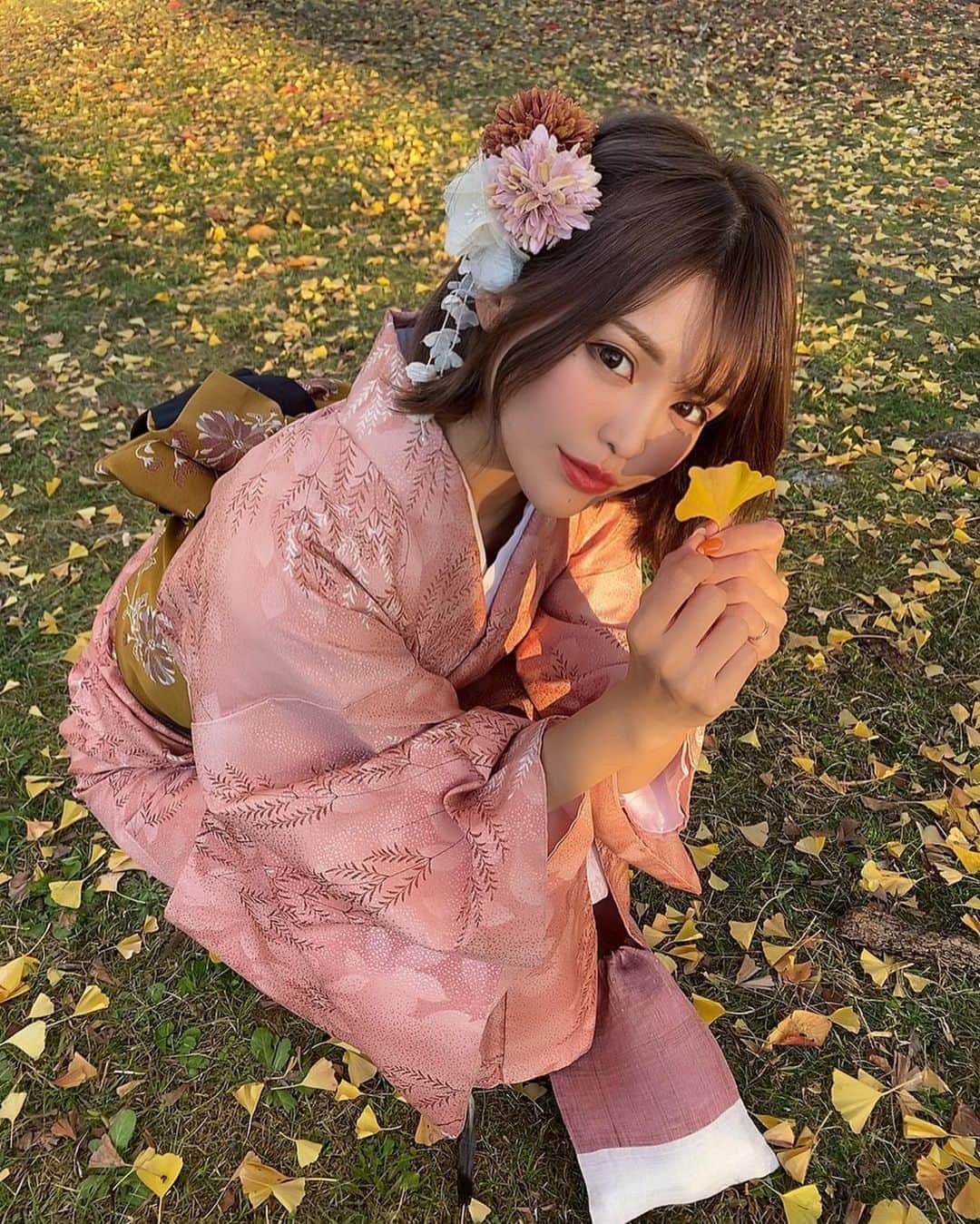 のインスタグラム：「京都楽しかった☺️ 着物は寒いから秋がギリギリですね🍂  #紅葉　#京都　#京都旅行　#着物　#お着物　#京都観光  #ボブ　#和装　#和服　#イチョウ」