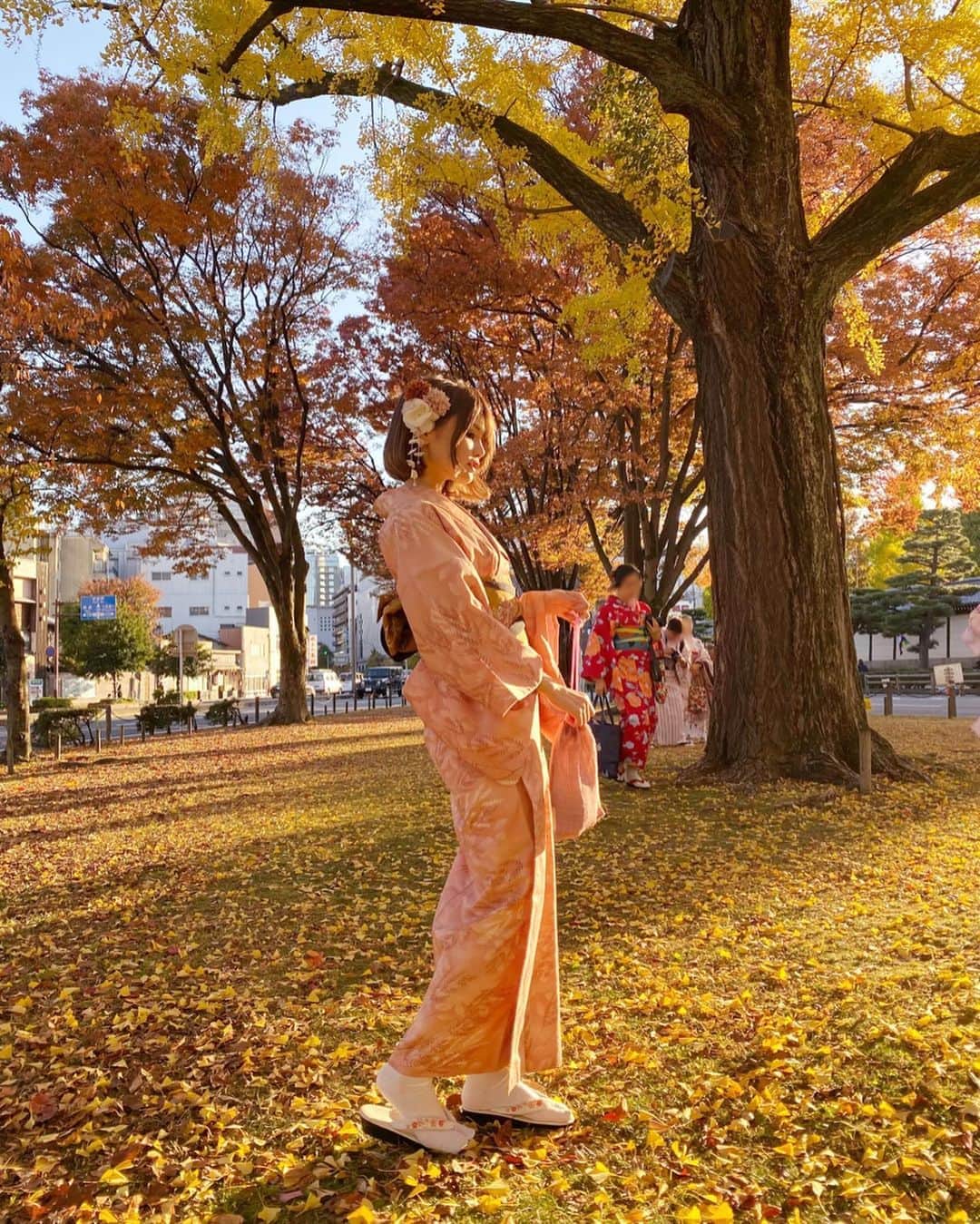 のインスタグラム：「お着物はピンクにしました🌸 ボブにしてからはじめてのお着物 テンション上がった🥰  #京都　#京都旅行　#着物　#京都着物　#紅葉」