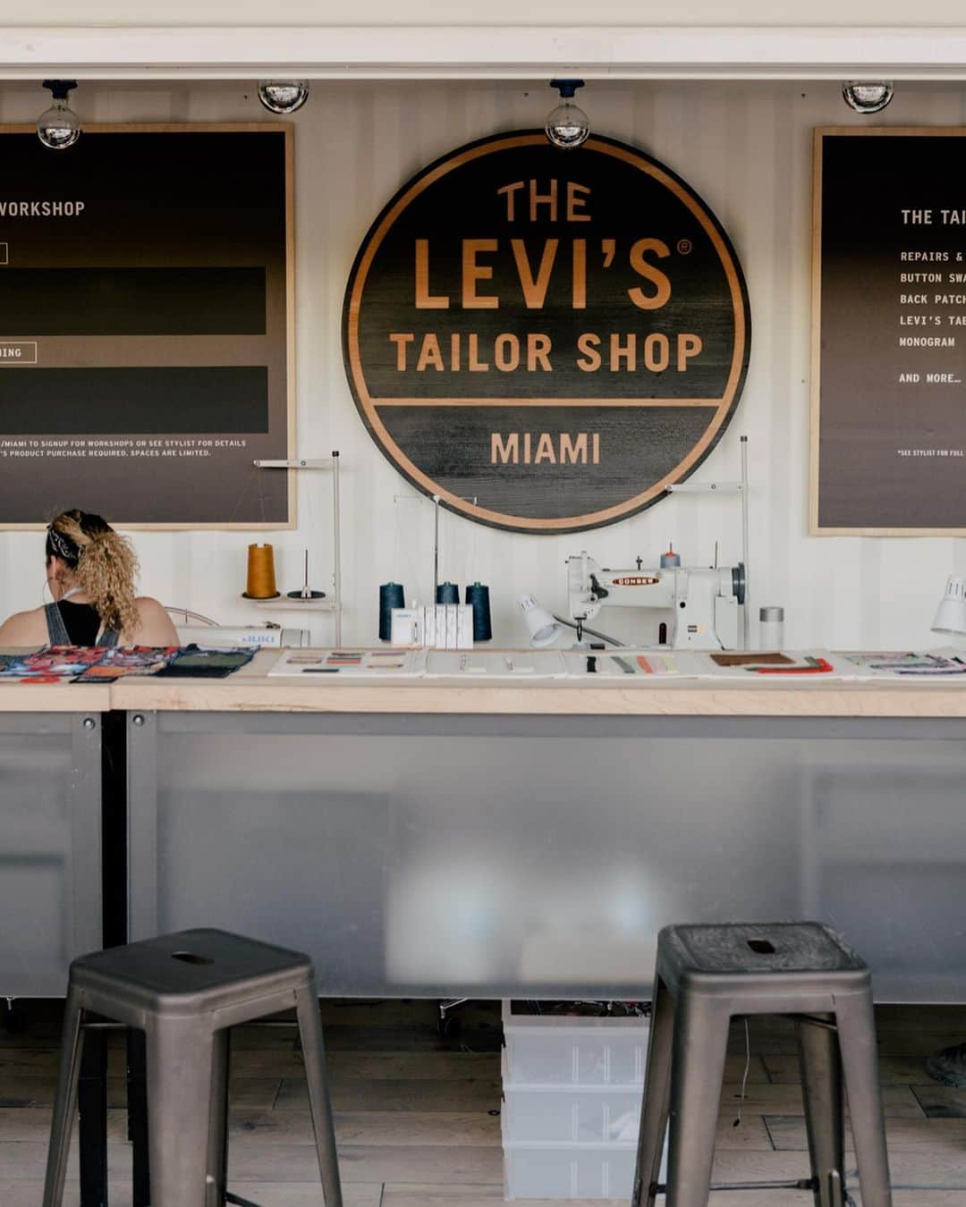 Levi’sさんのインスタグラム写真 - (Levi’sInstagram)「#LevisHausMiami Day 1. If you missed out on customizing today we will be here through February. 2700 NW 2nd Ave in Wynwood.」12月6日 11時20分 - levis