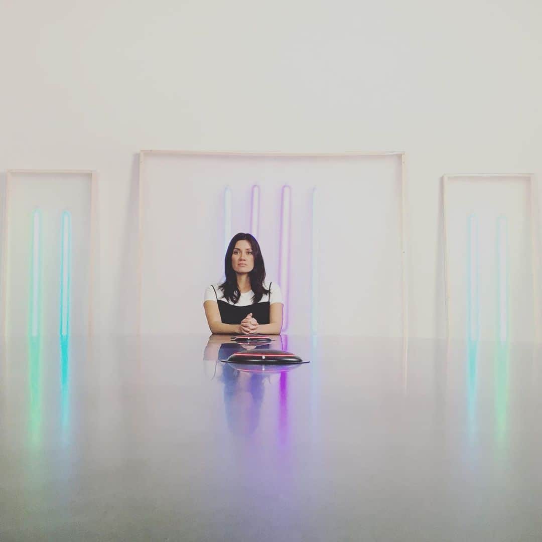 ヤニ・ゲルマンのインスタグラム：「Today is a day I will treasure for a very long time. For years @msvanessamatsui has been one of my closest friends on this creative path. She has helped me more times than I can count. I have come to know her as one of the kindest, funniest, hardest working and most talented artists you might ever get the chance to meet. To get to see her running her own hilarious show @ghostbff with such effortless grace and joy (though I know how hard she has worked to get it off the ground) leaves my heart bursting with pride and so inspired. I admire her work more than she knows. Thank you for having me on your show today V and I hope we get the chance to be silly many more times again」