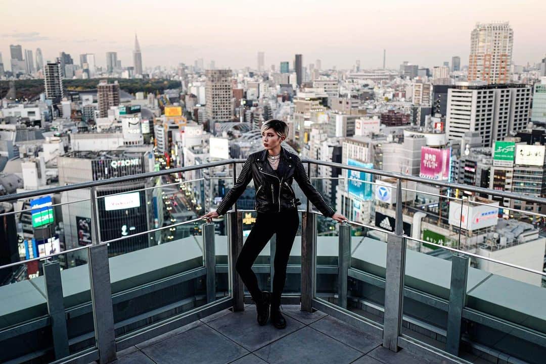 のインスタグラム：「Year no. 8 in this beautiful city of dreams & opportunities 🙏🏻 #blessed | 📸 @akihikoizuchi . . . #tokyuplazashibuya #fukuras #shibuya #fukuras_artphotoproject #celavitokyo #cityscape #tokyocityscape #photography #citygirl #metropolitan #cityview #sunsethour #allsaints #vidakush #allblackeverything #latotokyostyle #tokyoblogger #samanthamariko」