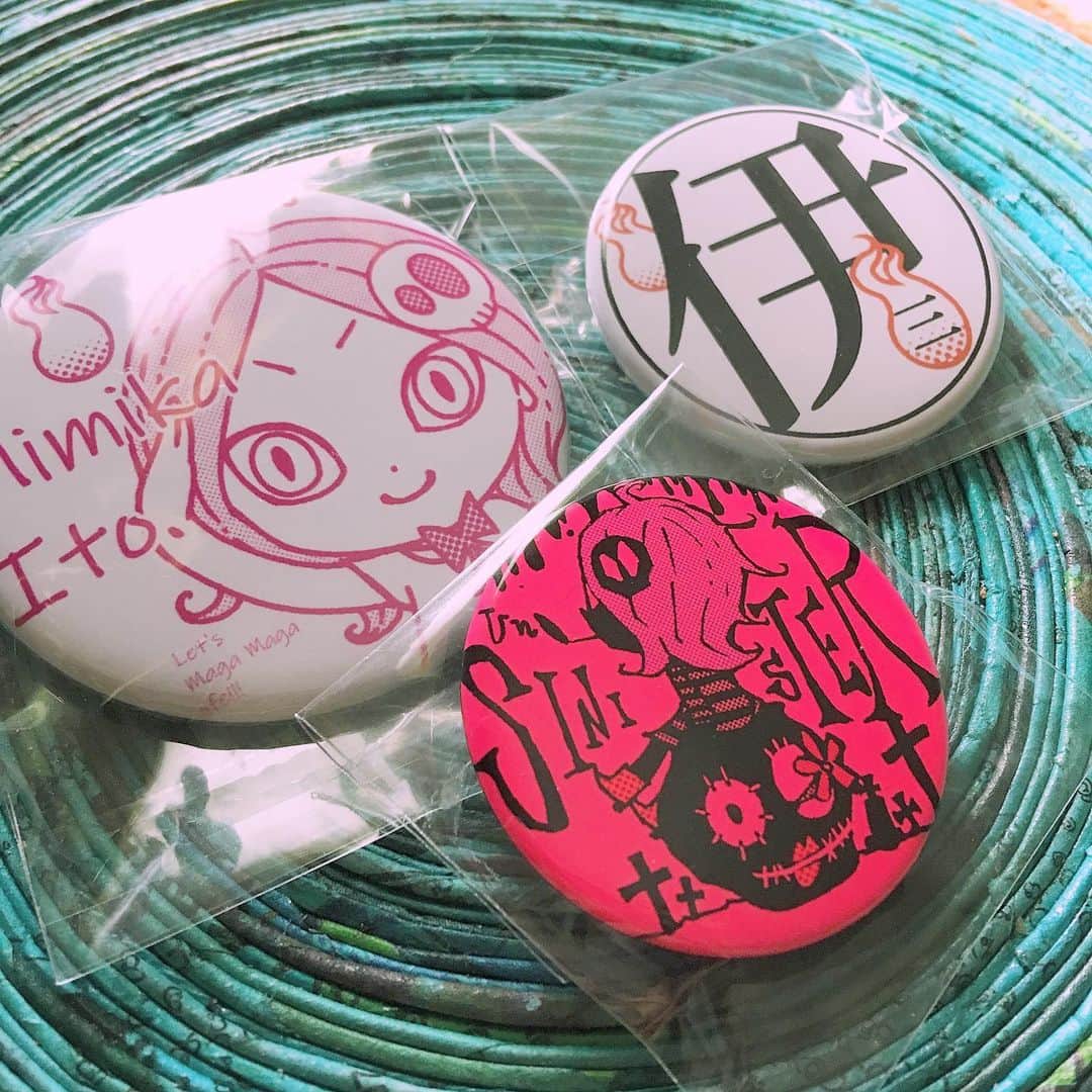 伊藤三巳華のインスタグラム：「12月のイベント用のグッズが届いた😃✨傾向ピンクの缶バッチはブラックライトで光るというので食いついて作りました！w  #伊藤三巳華 #ポップオカルト」