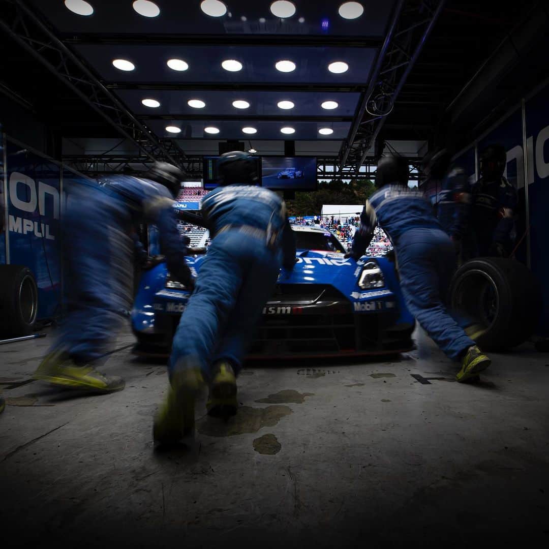 ジェームズ・ロシターのインスタグラム：「Its Friday! Get your car out of the garage and send it」
